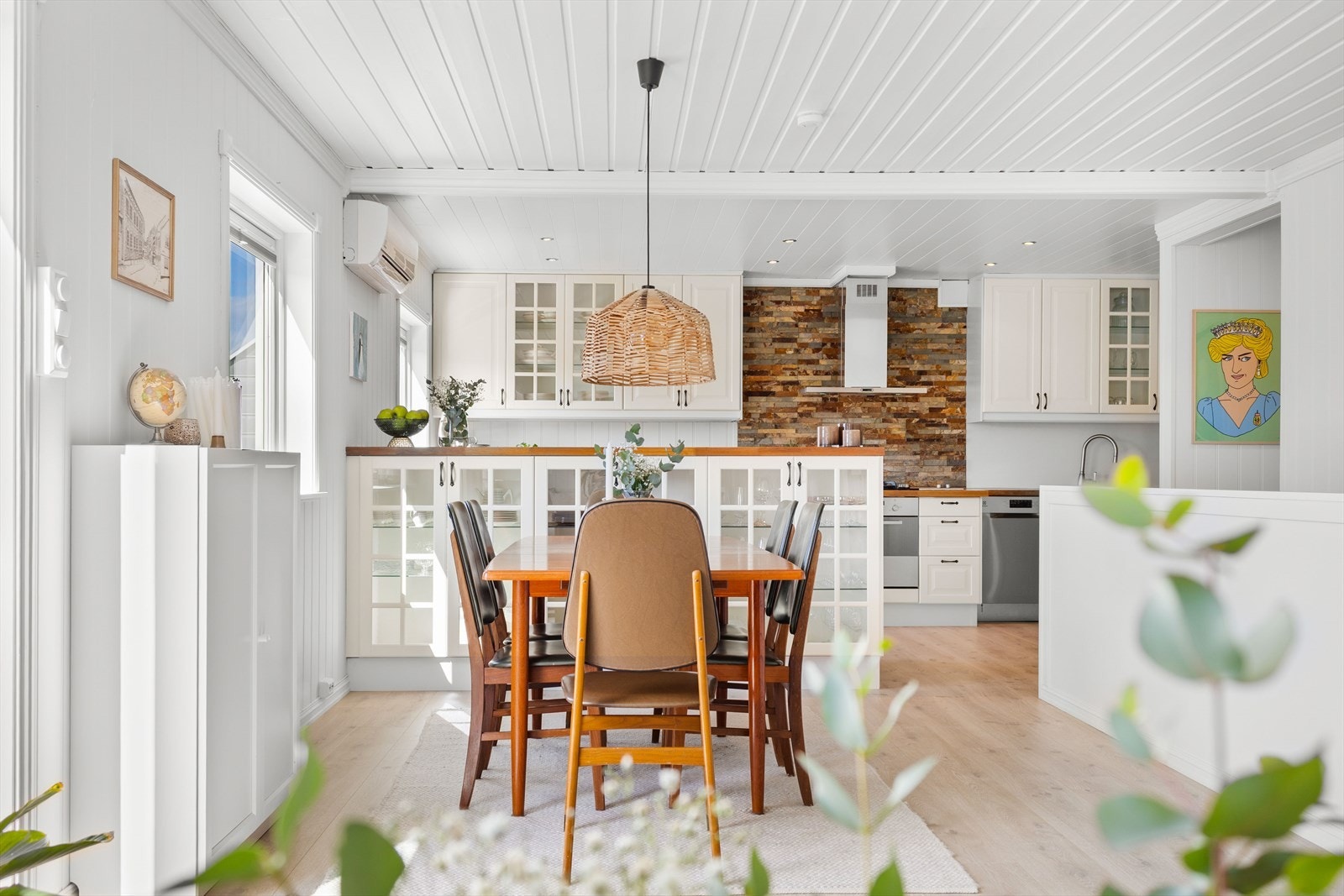 Spisebordet finner sin naturlige plassering ved kjøkkensonen. Galleribilde