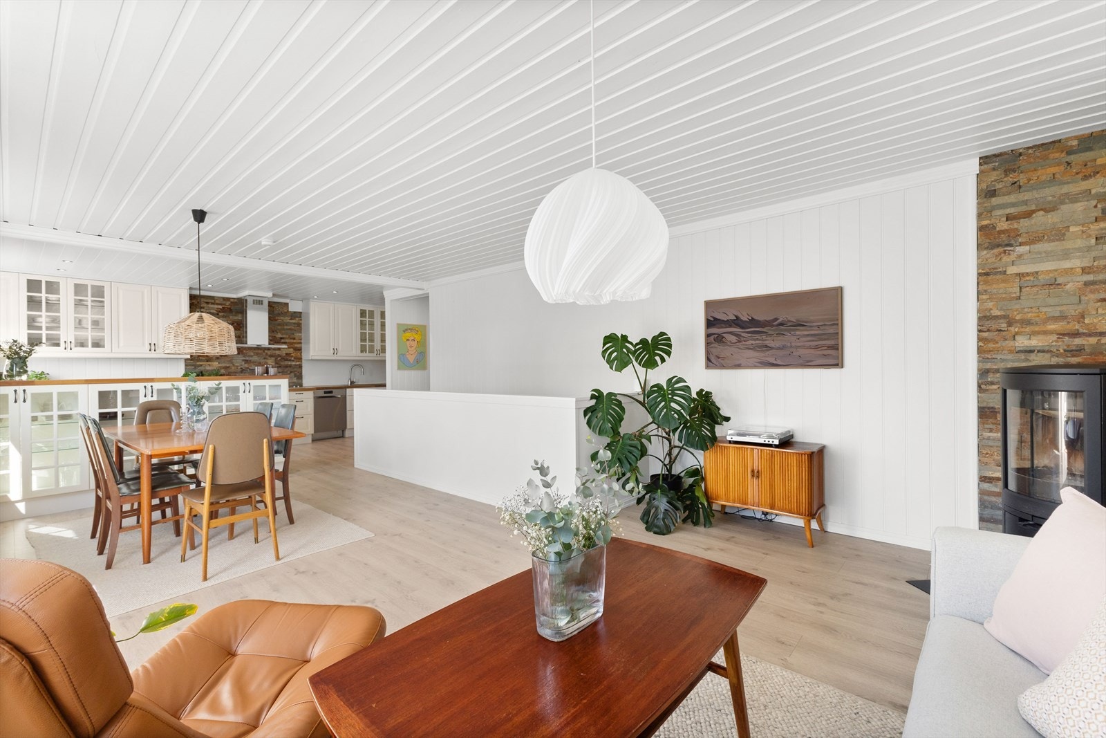 Stuens gode utforming og de tidløse fargevalgene på vegger legger et godt grunnlag for å innrede rommet etter eget ønske. Galleribilde