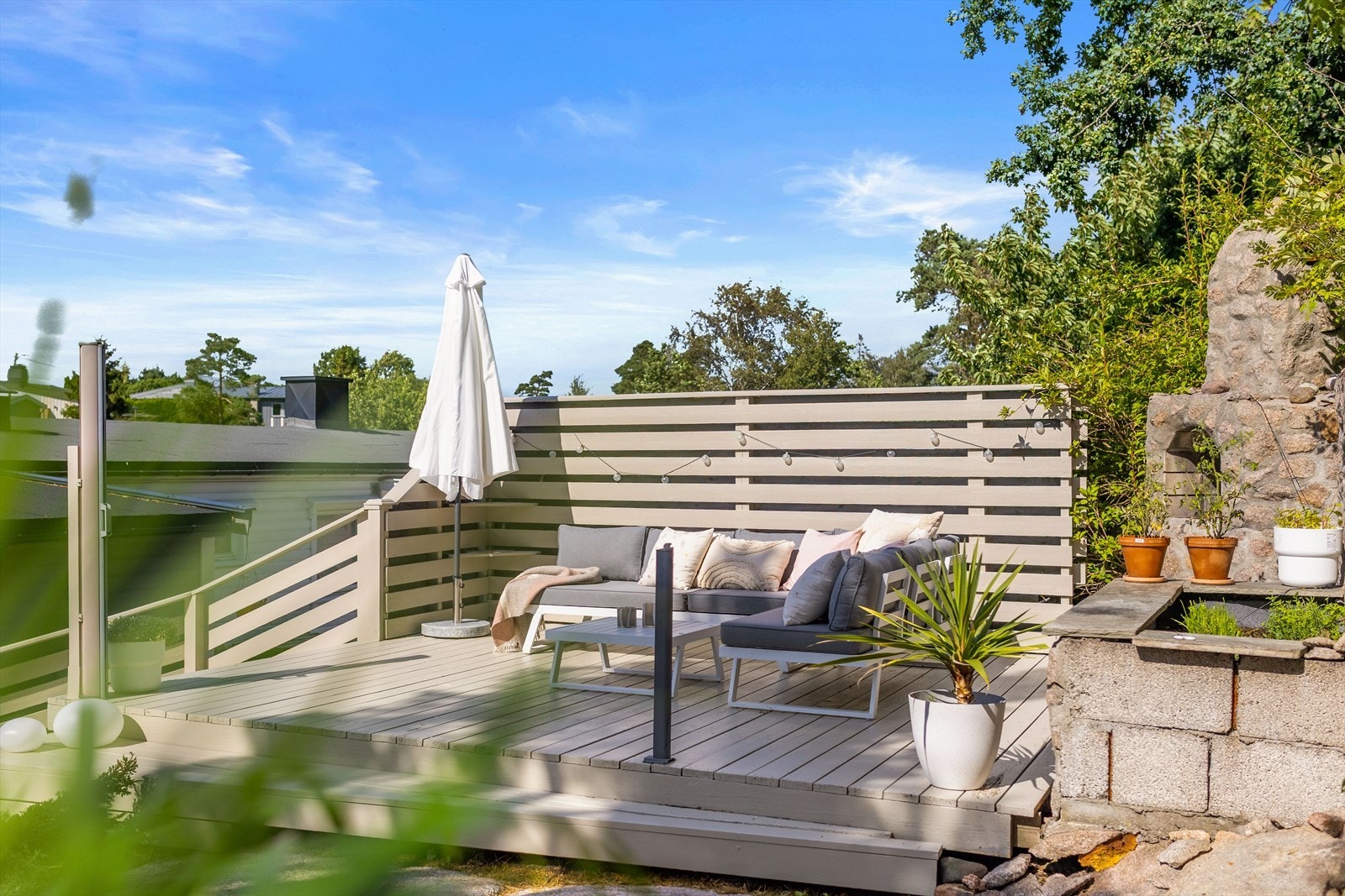 Det er sol på nedre del av terrasse bak ved morgenen, sol på øvre del av terrasse bak på ettermiddagen/kveld. Galleribilde