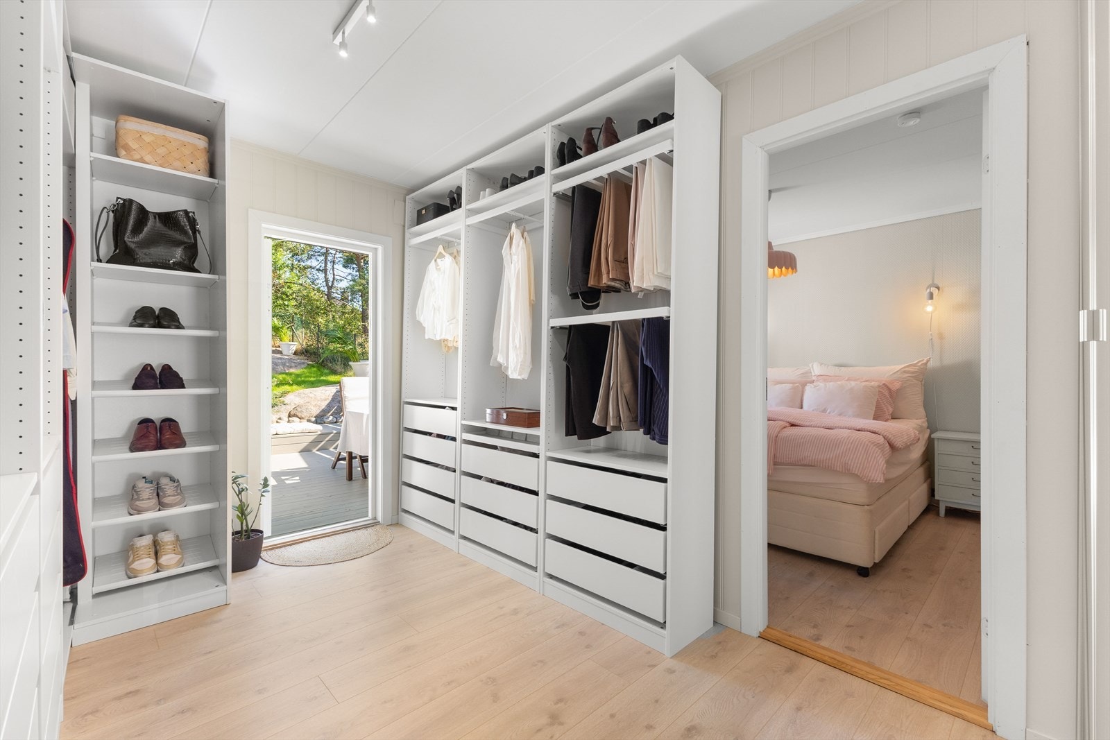 Walk-in-closet med utgang til terrasse og hage på baksiden. Galleribilde