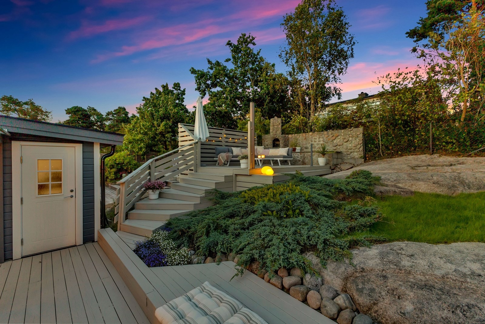 På baksiden er det totalt ca 61 m² med terrasse- og balkongareal. Galleribilde