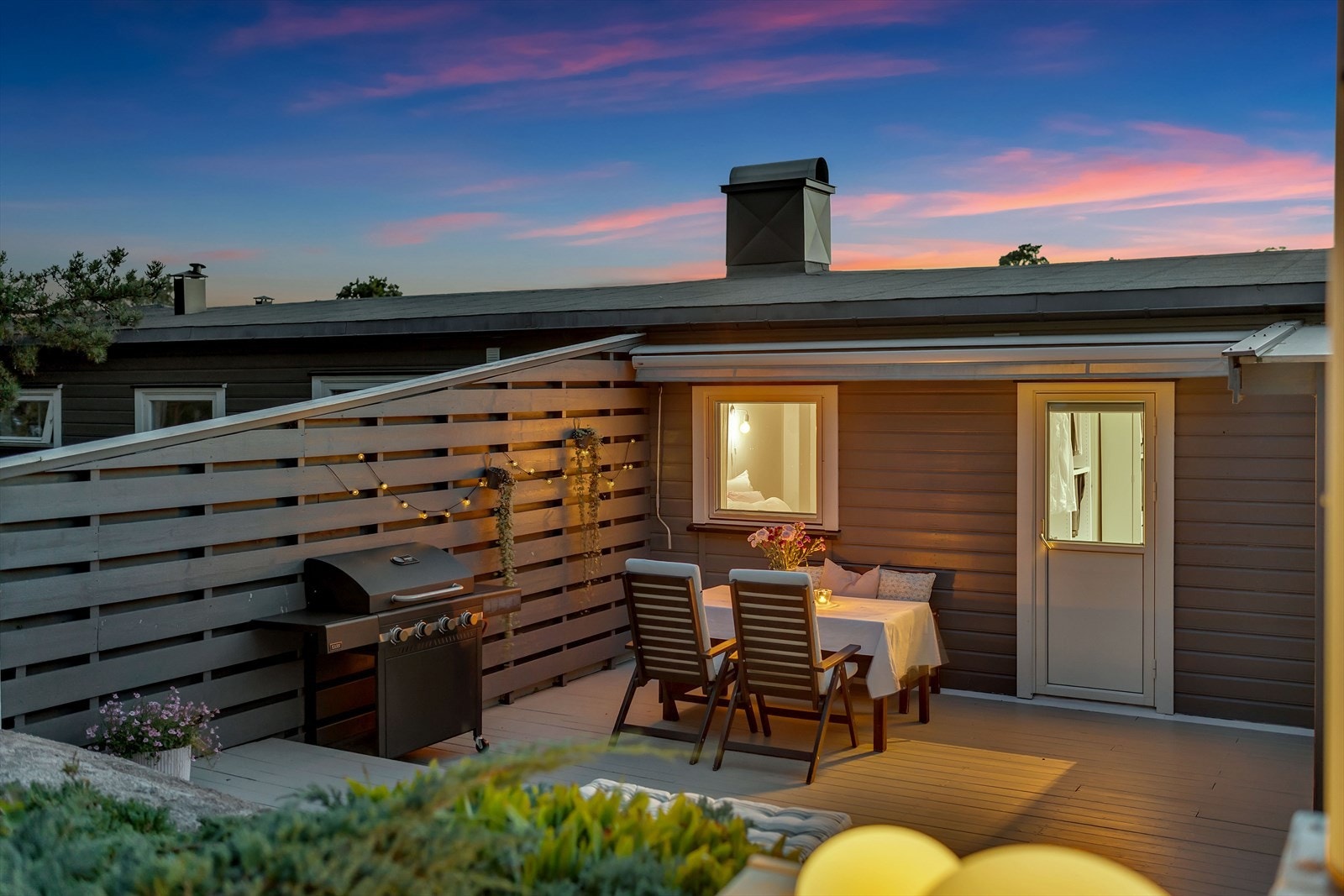 En lun aften på terrassen. Galleribilde