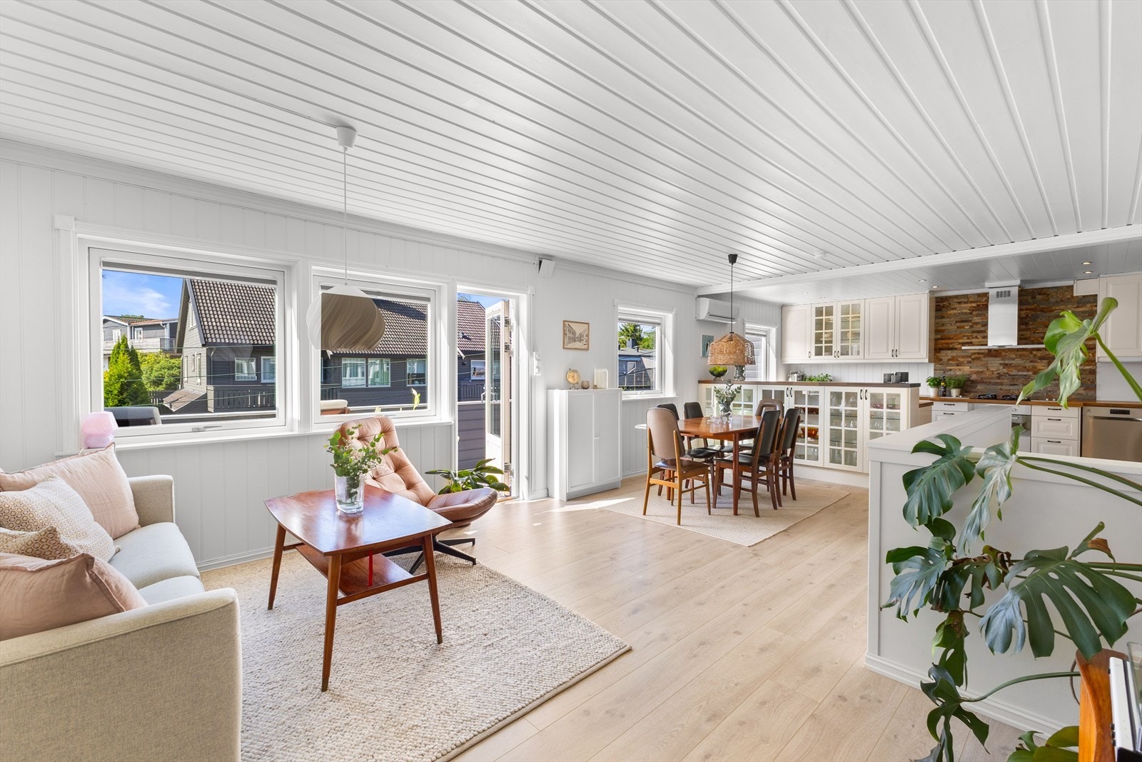 Boligen har en meget romslig og lys stue med tilliggende kjøkken samt utgang til balkong. Galleribilde