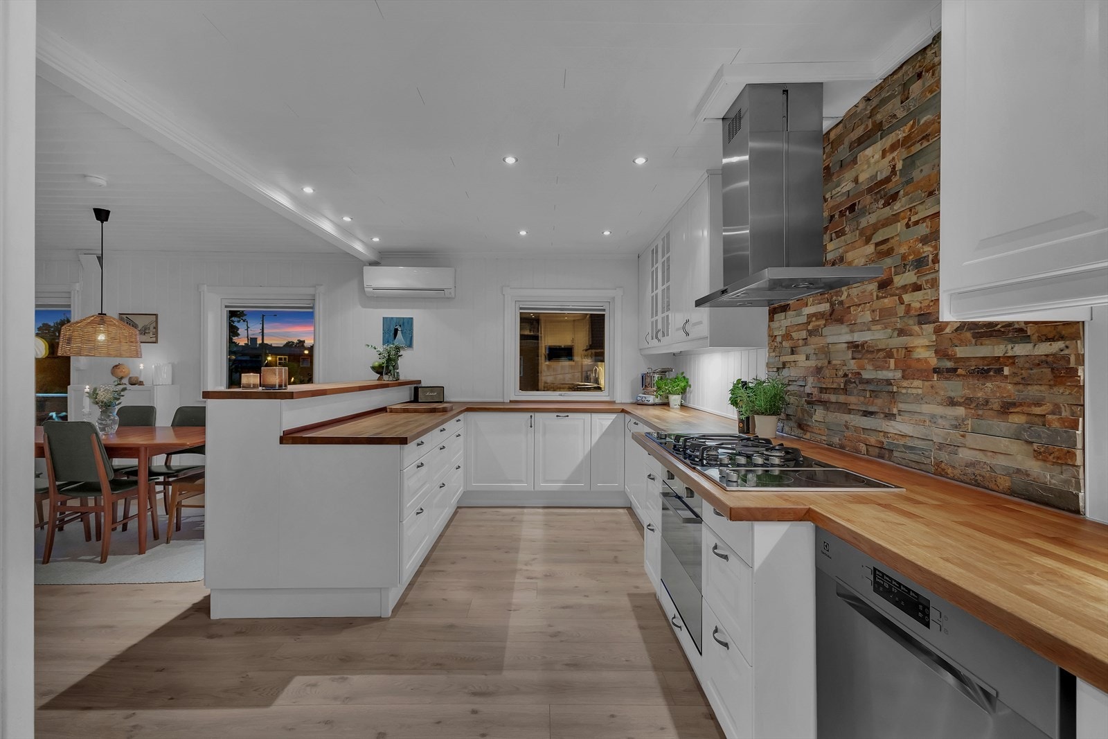 Kjøkkenet er videre utstyrt med kjøleskap, micro, oppvaskmaskin, platetopper, gassplater, komfyr og avtrekksvifte. Galleribilde