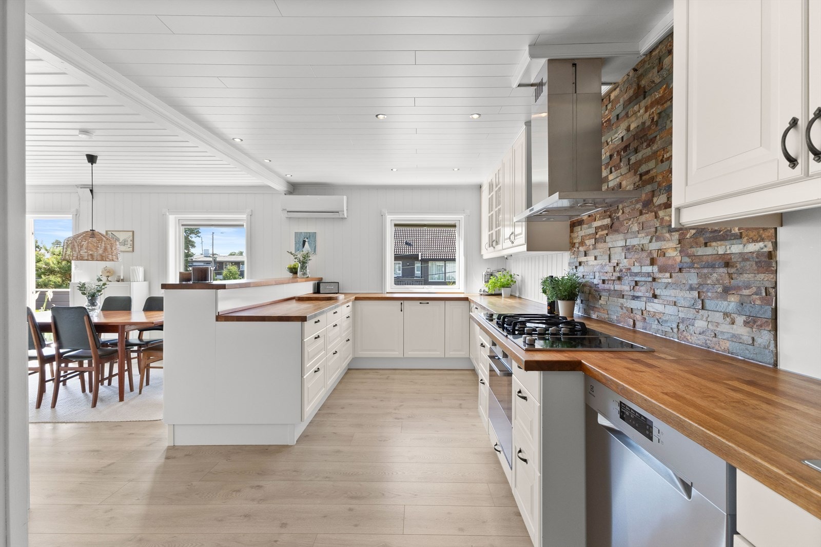 Kjøkkenet har alle forutsetninger for at familiens kokk kan briljere! Galleribilde