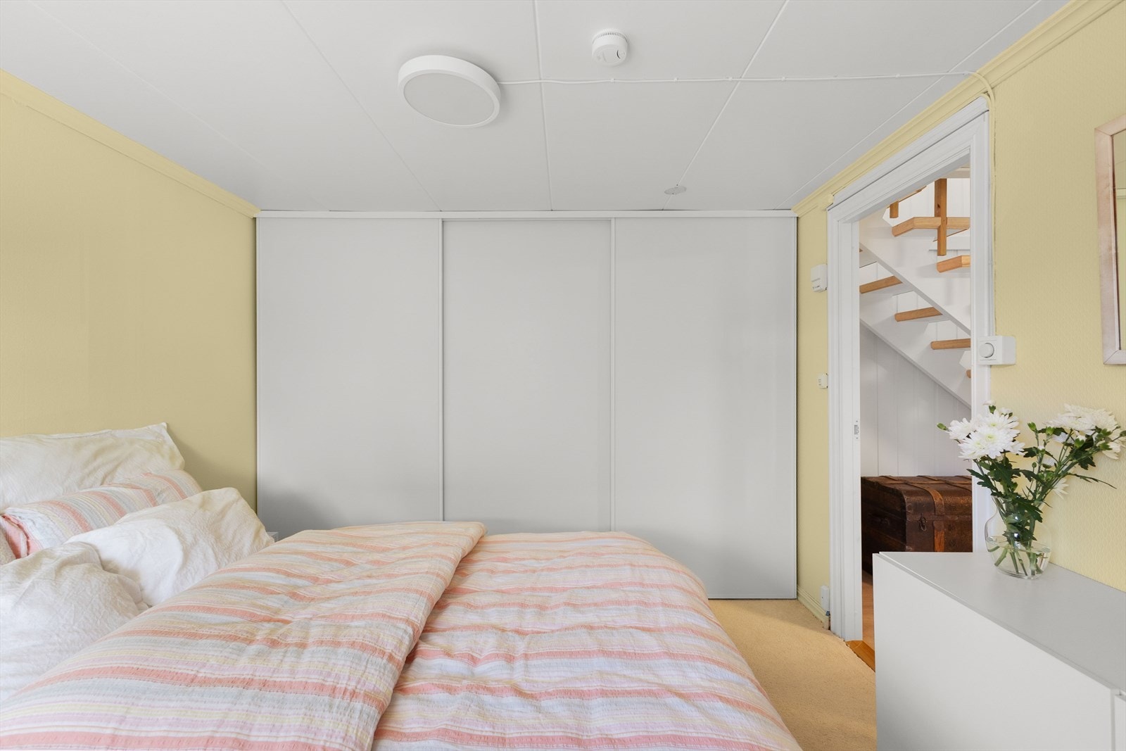 Soverommet har stor skyvedørsgarderobe. Galleribilde