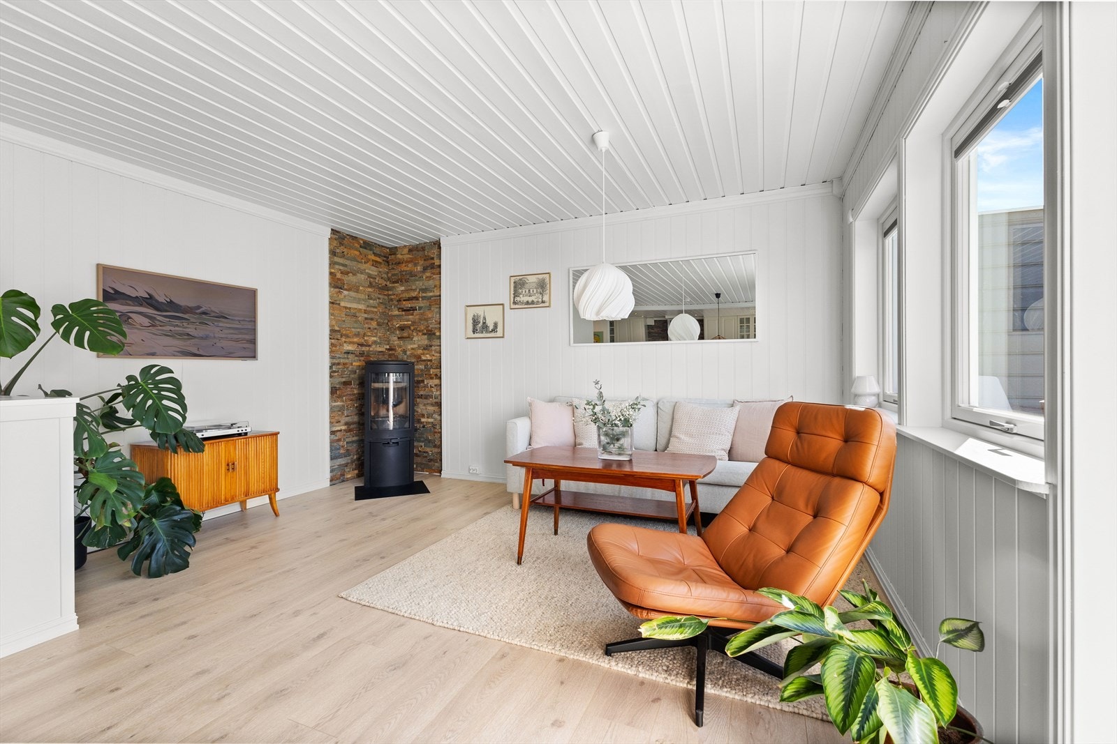 På stuen er det montert en flott, rentbrennede vedovn som gir god stemning og fin innetemperatur på kjølige høst- og vinterkvelder. Galleribilde