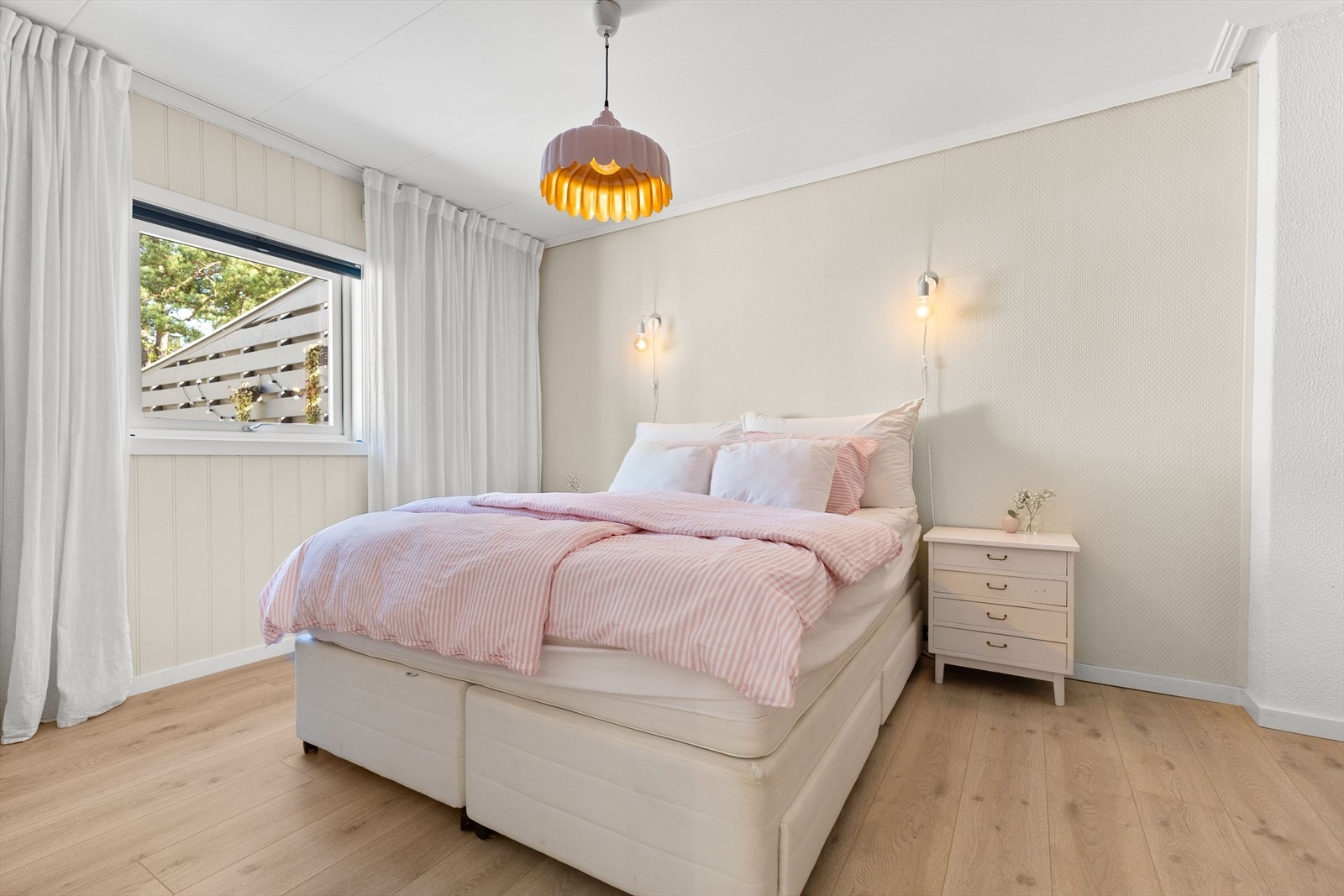 Hovedsoverommet har god plass til dobbelseng og nattbordsløsning. Galleribilde