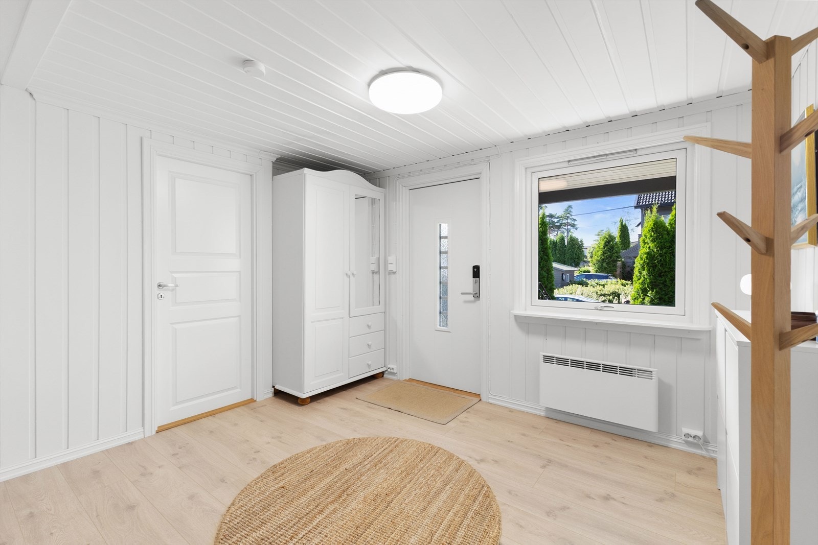 Stor- og lysmalt gang/entré med god plass til ulike garderobeløsninger. Nøkkelfri kodelåsdør. Galleribilde