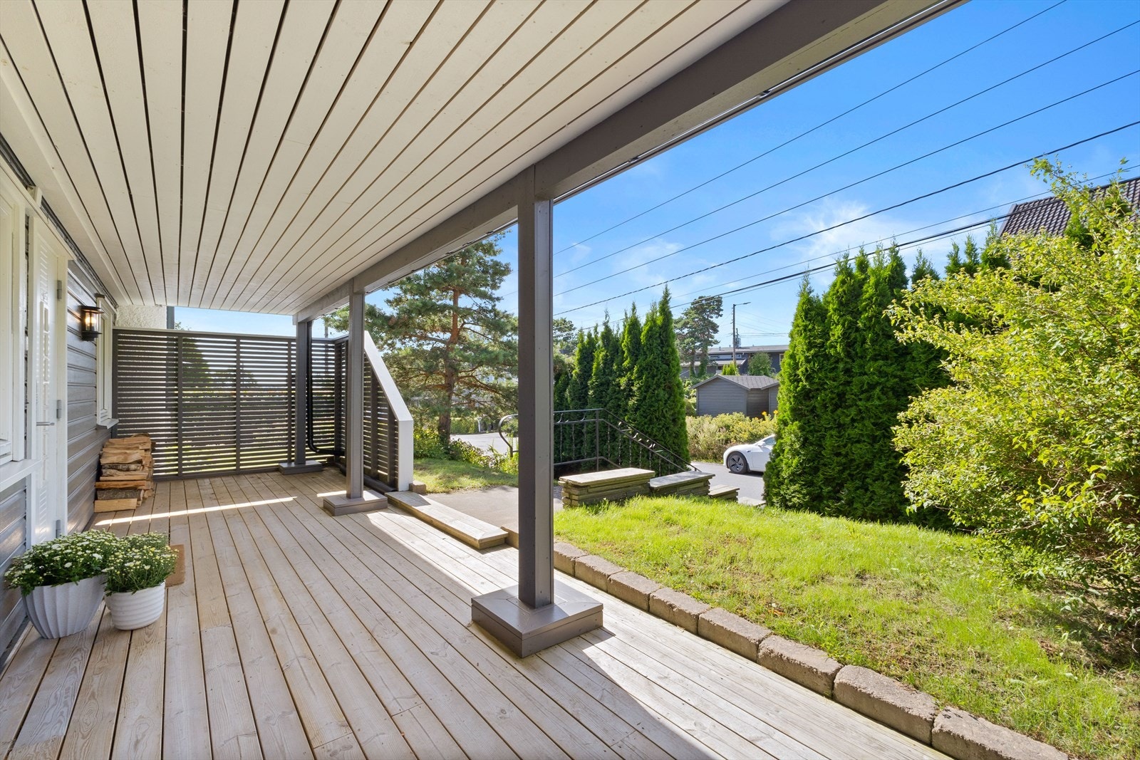 Ved inngangsparti. Galleribilde