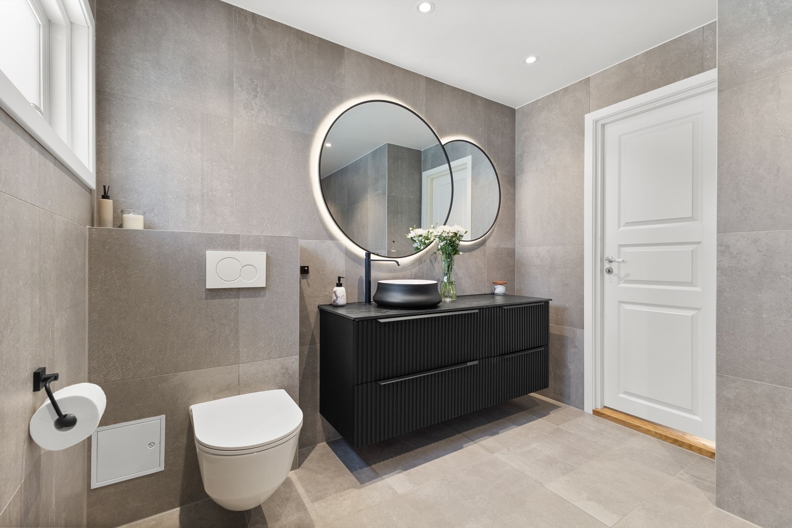 Lekker innredning med skuffeseksjoner og benkeplate. Galleribilde