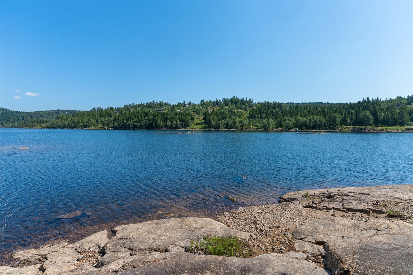Hytta byr på en sjelden mulighet til å eie din egen øy midt i et vakkert innlandsvann, omgitt av storslått natur. Galleribilde