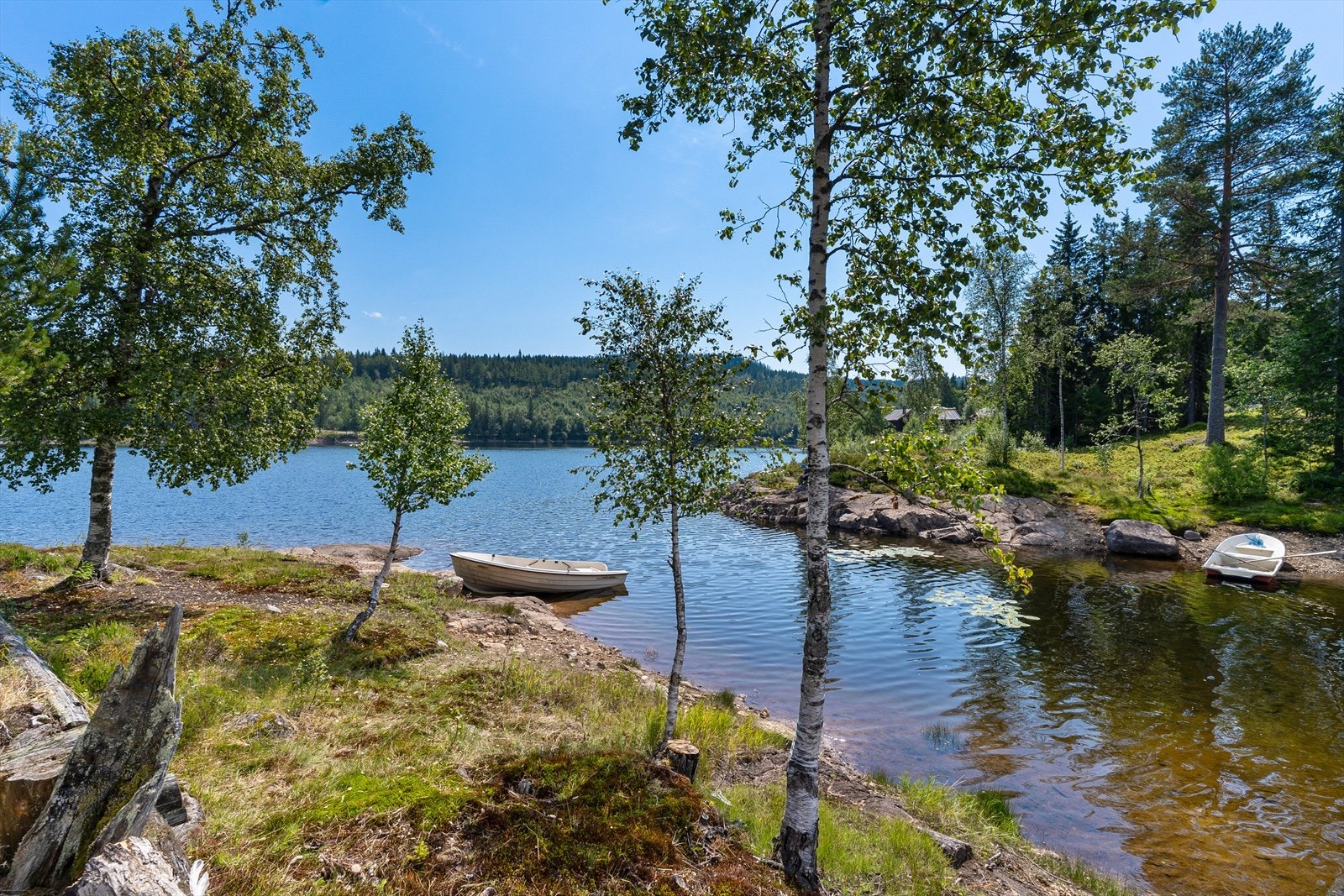 Øya har naturlig strandlinje, lune viker og gode solforhold hele dagen. Galleribilde