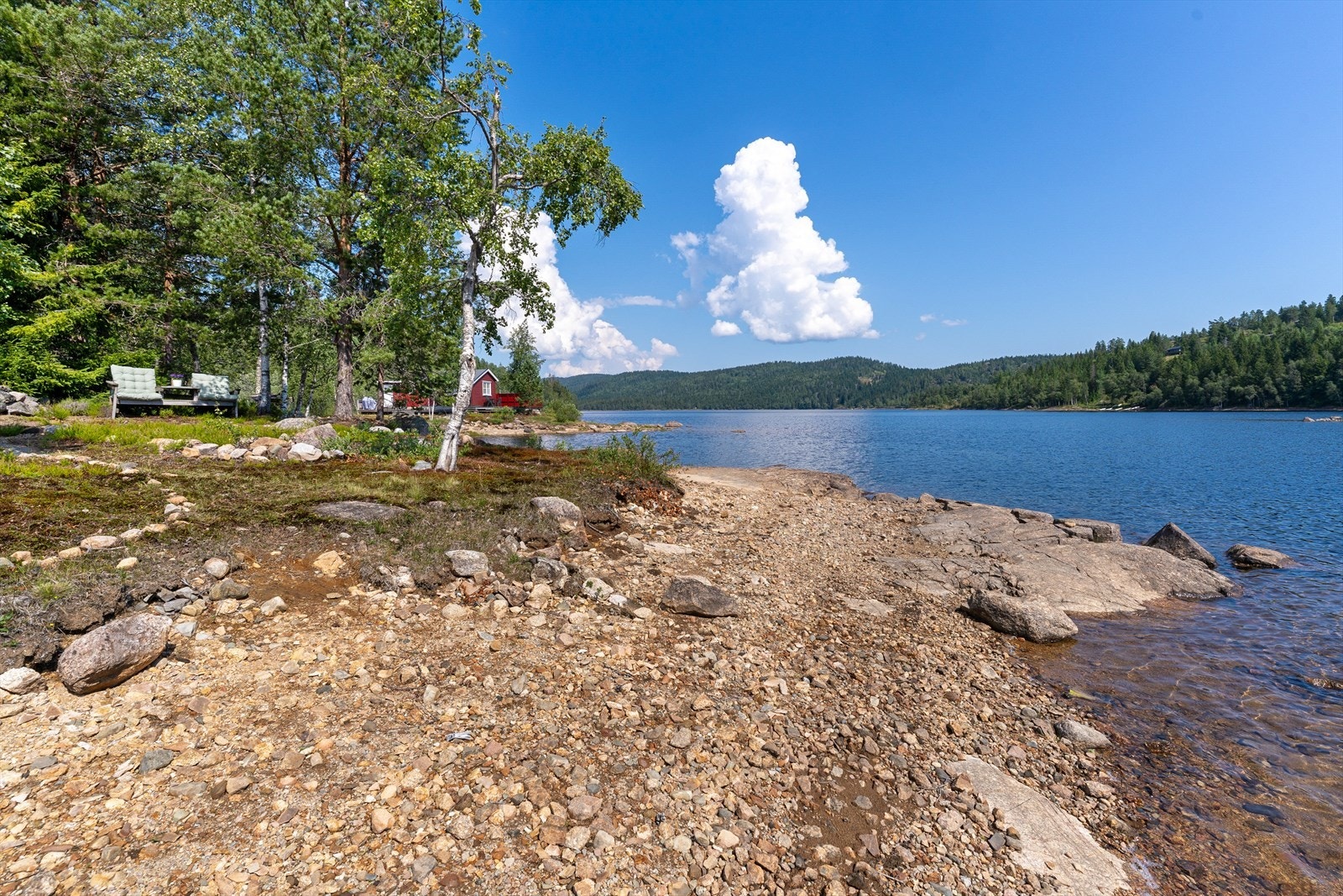 Flotte bademuligheter rett rundt hytta, og med fint turterreng på fastlandet både sommer- og vinterstid. Galleribilde