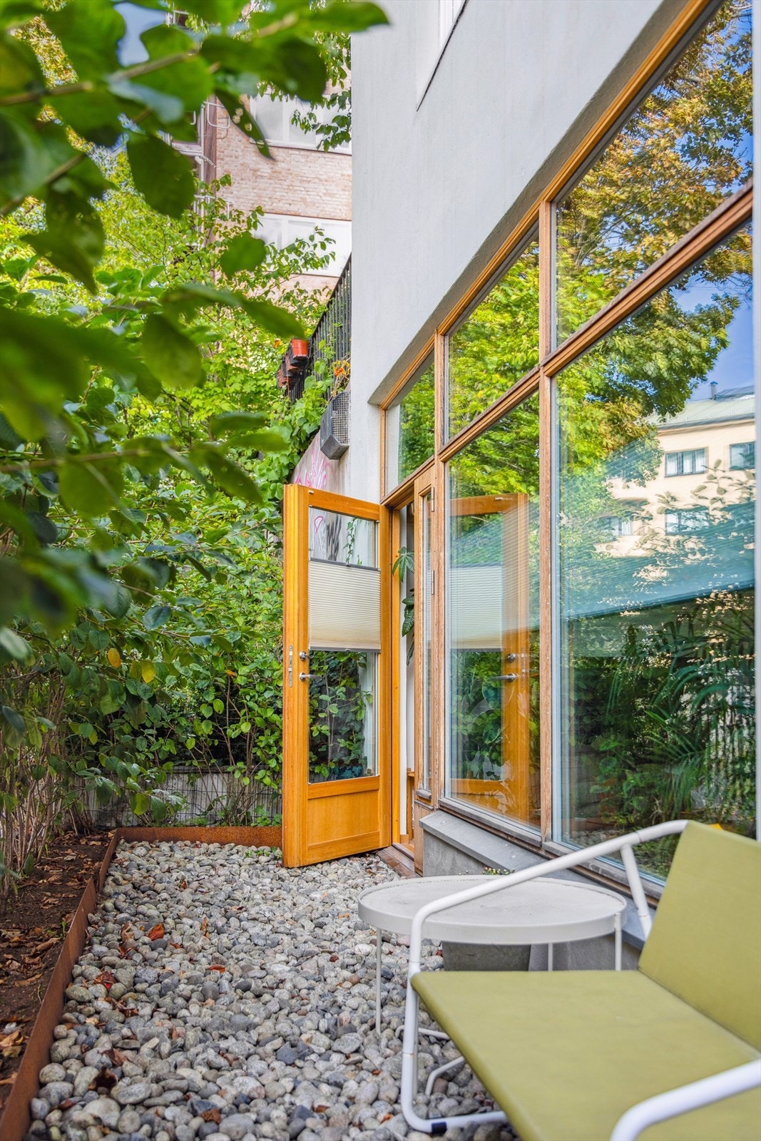 Leiligheten har beliggenhet i byggets 1. etasje og har en god planløsning med romslig stue og kjøkken i åpen løsning, her er det også utgang til frodig terrasse. Galleribilde