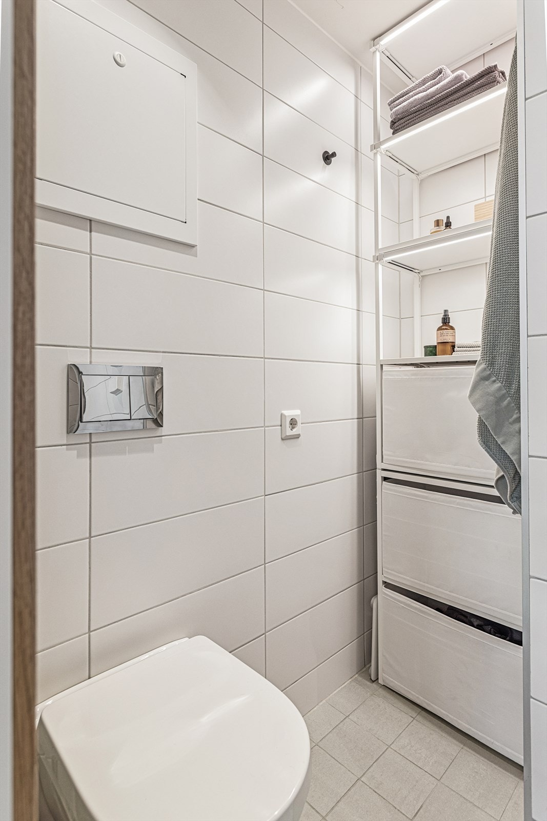 Det er varmekabler på gulv. Innredning består av servant, veggmontert toalett, dusjhjørne og opplegg for vaskemaskin. Baderommet har balansert ventilasjon. Galleribilde