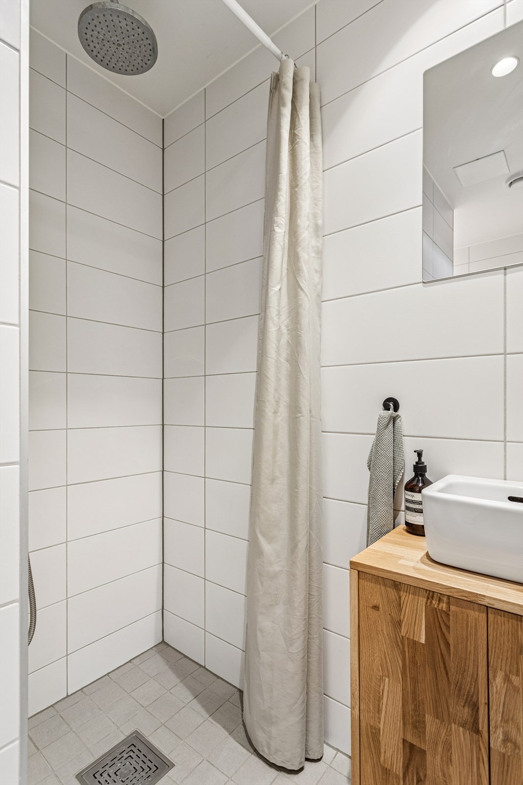 Leiligheten har et delikat flislagt baderom med nedfelte downlights i himling. Galleribilde