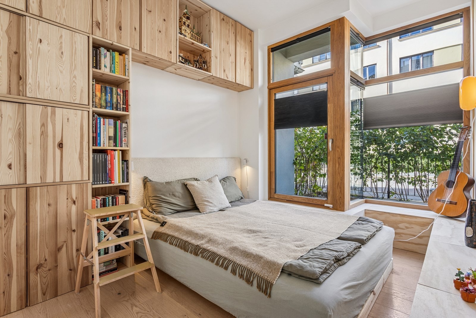 Soverommet har i likhet med stuen god størrelse på vindusflater bidrar til meget gode lysforhold og rommet oppleves lyst og luftig. Galleribilde