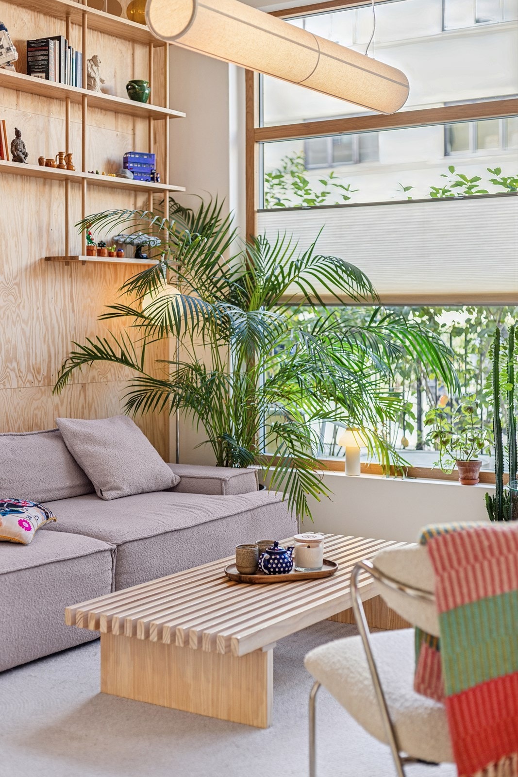 Det er installert plisségardiner som er med på å skjerme, sammen med hekken på utsiden. Galleribilde