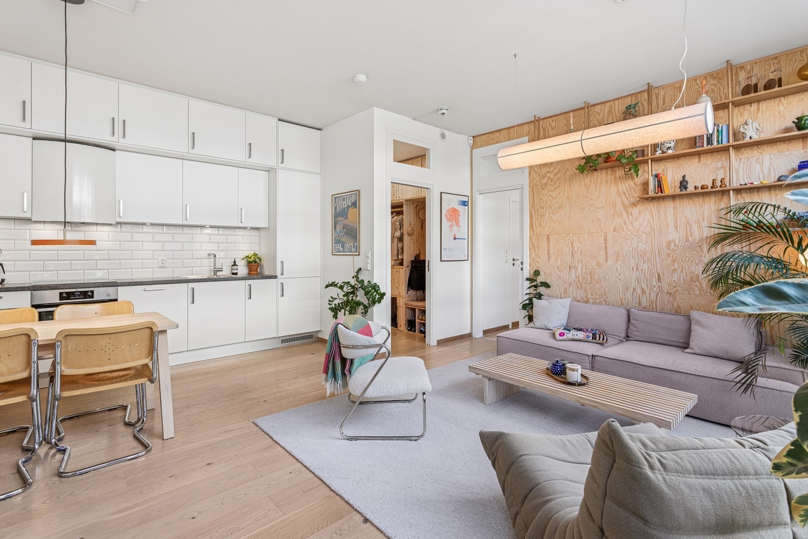 Hvitevarer består av kjøl/fryseskap, oppvaskmaskin, induksjonstopp, stekeovn, vannstoppsystem og komfyrvakt. Galleribilde