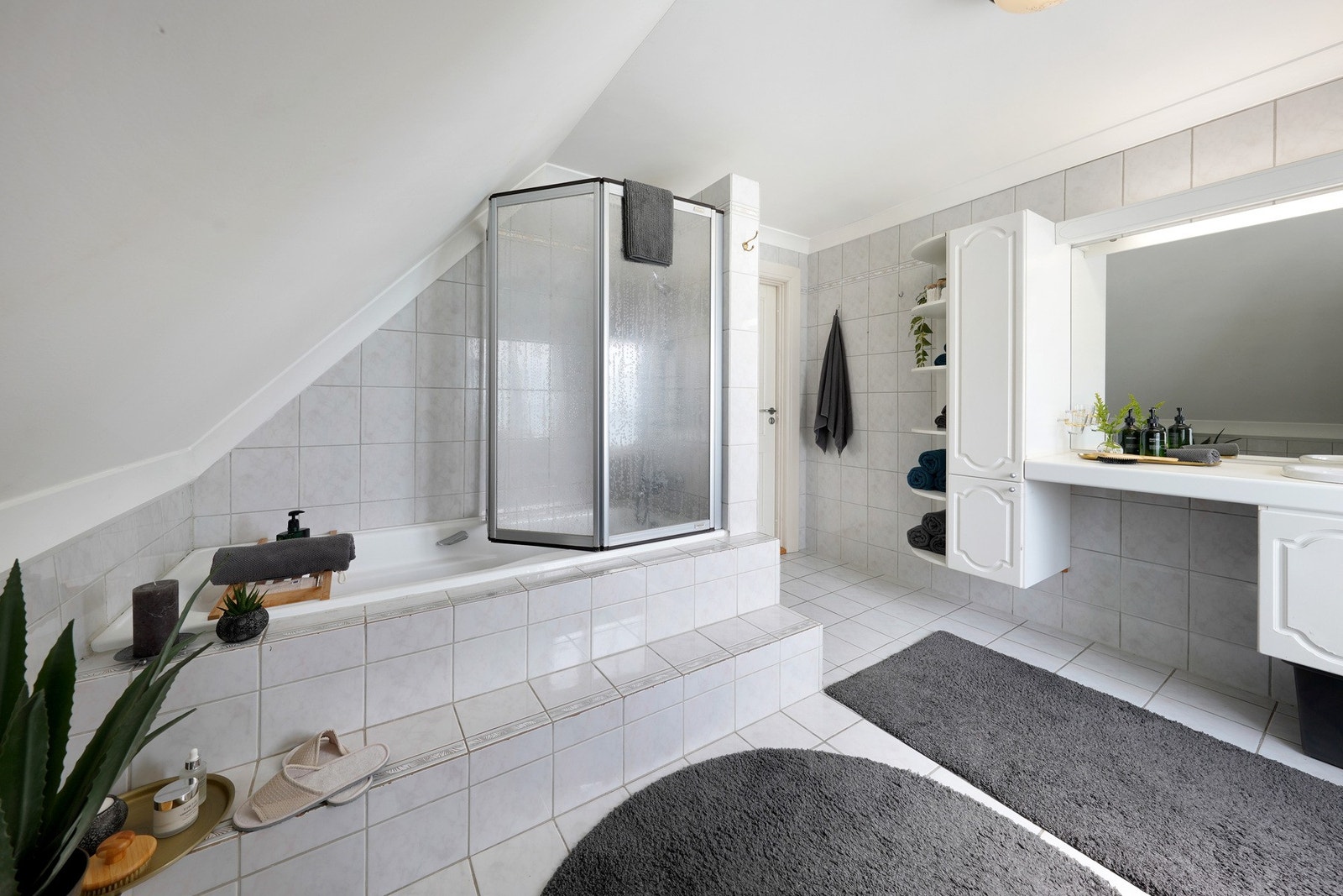 Badekar og dusj er installert på badet Galleribilde
