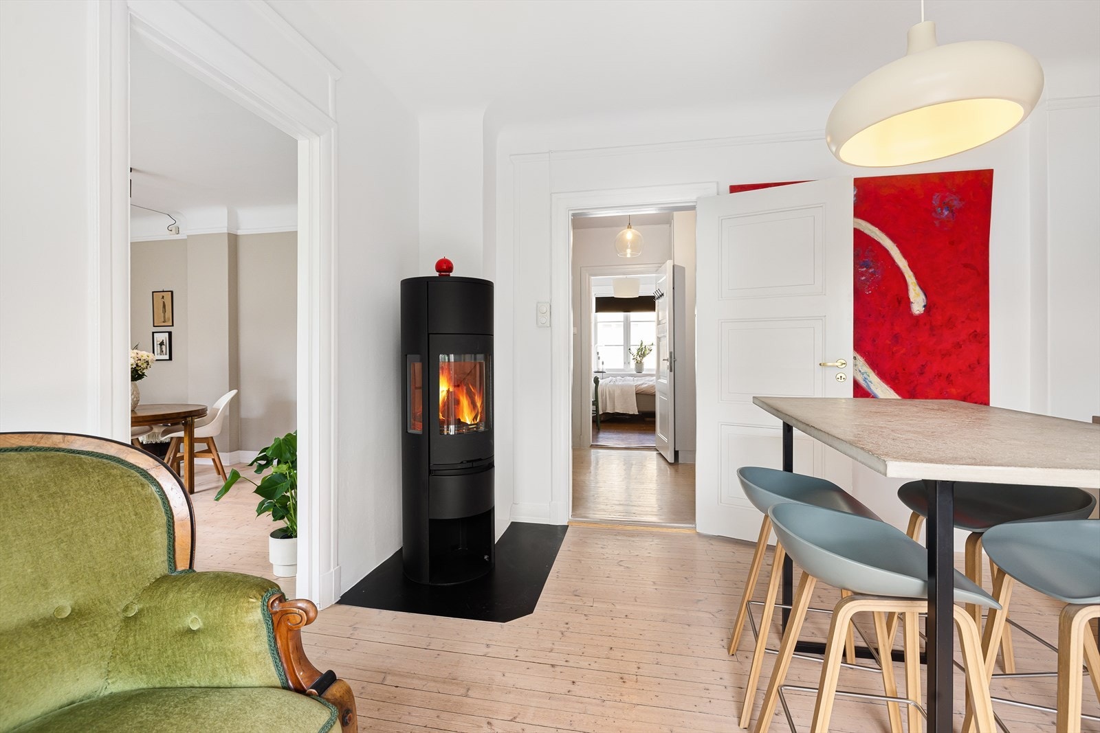 I hjørnet av rommet er det en moderne, rentbrennende peisovn som sikrer god varme. Galleribilde
