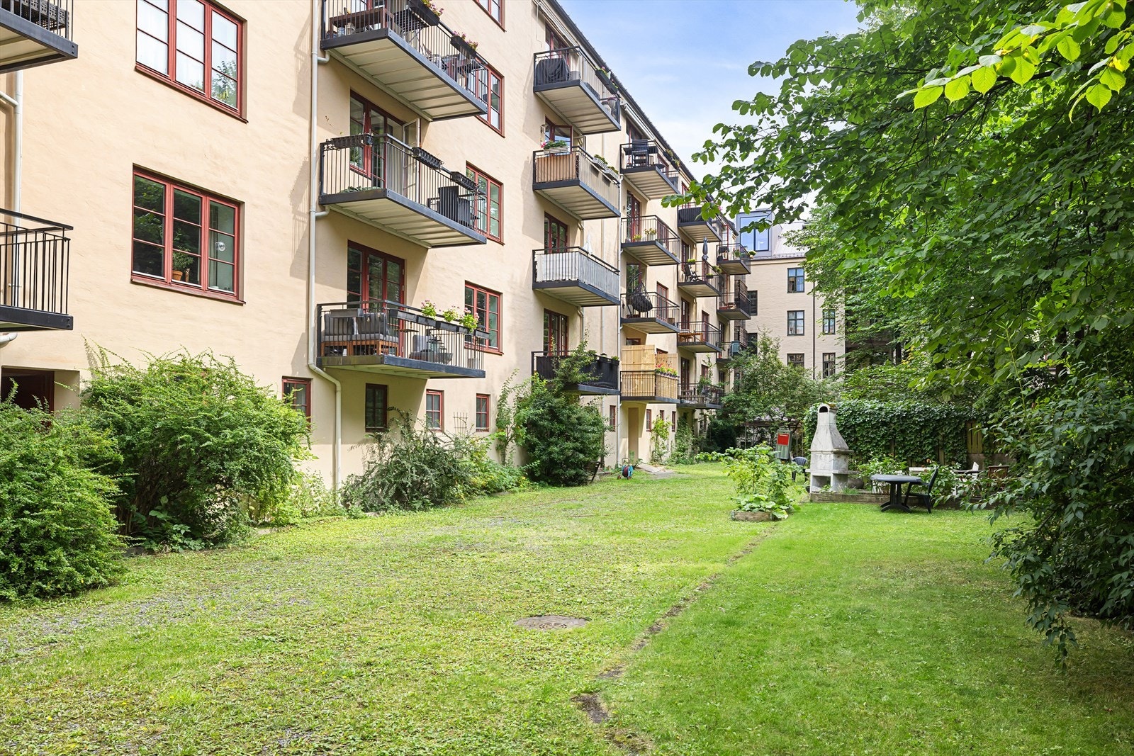 Sameiet har en frodig og pent opparbeidet bakgård med plen og beplantning. Galleribilde