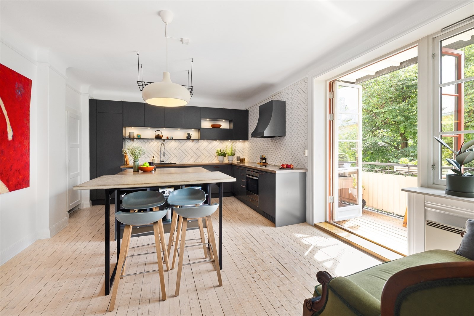 Det er god plass til stor spisegruppe - hit kan du fint invitere over både venner og familie på et bedre måltid. Galleribilde