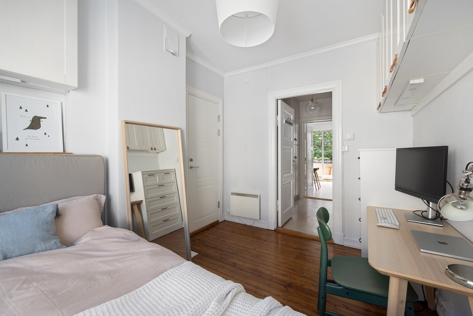 Her er det god plass til seng, garderobeskap og skrivepult. Galleribilde
