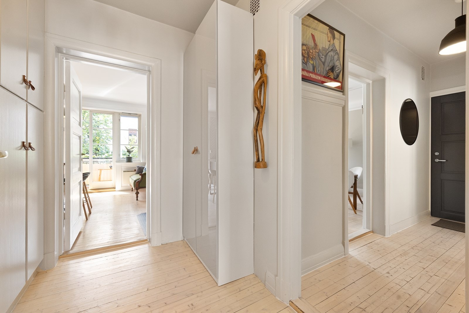 I gangen er det garderobeskap og det kan enkelt innredes med både knagger/stumtjener og skohylle for oppbevaring av yttertøy. Galleribilde