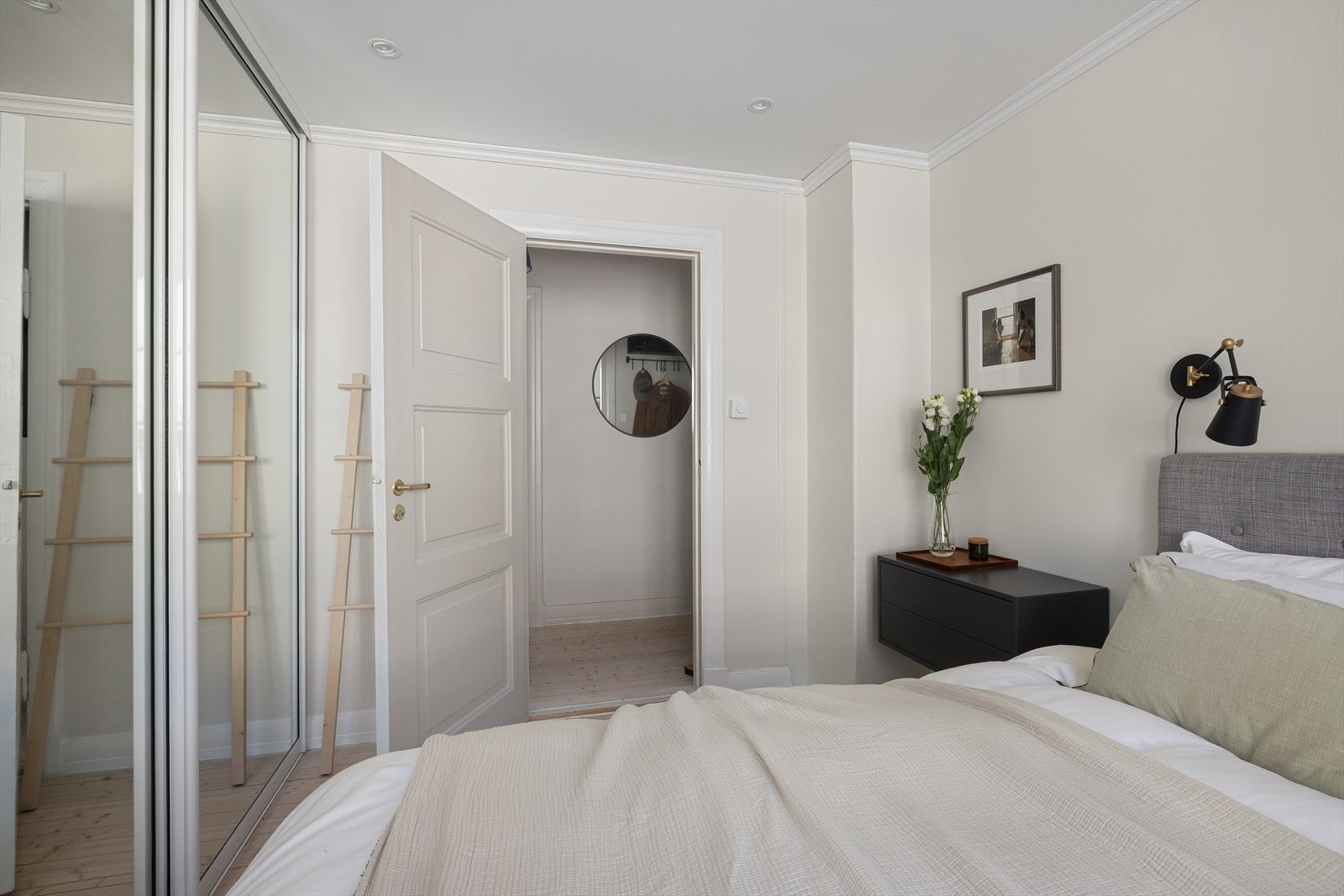 Det er godt med lagringsplass i innholdsrik skyvedørsgarderobe langs den ene veggen. Galleribilde