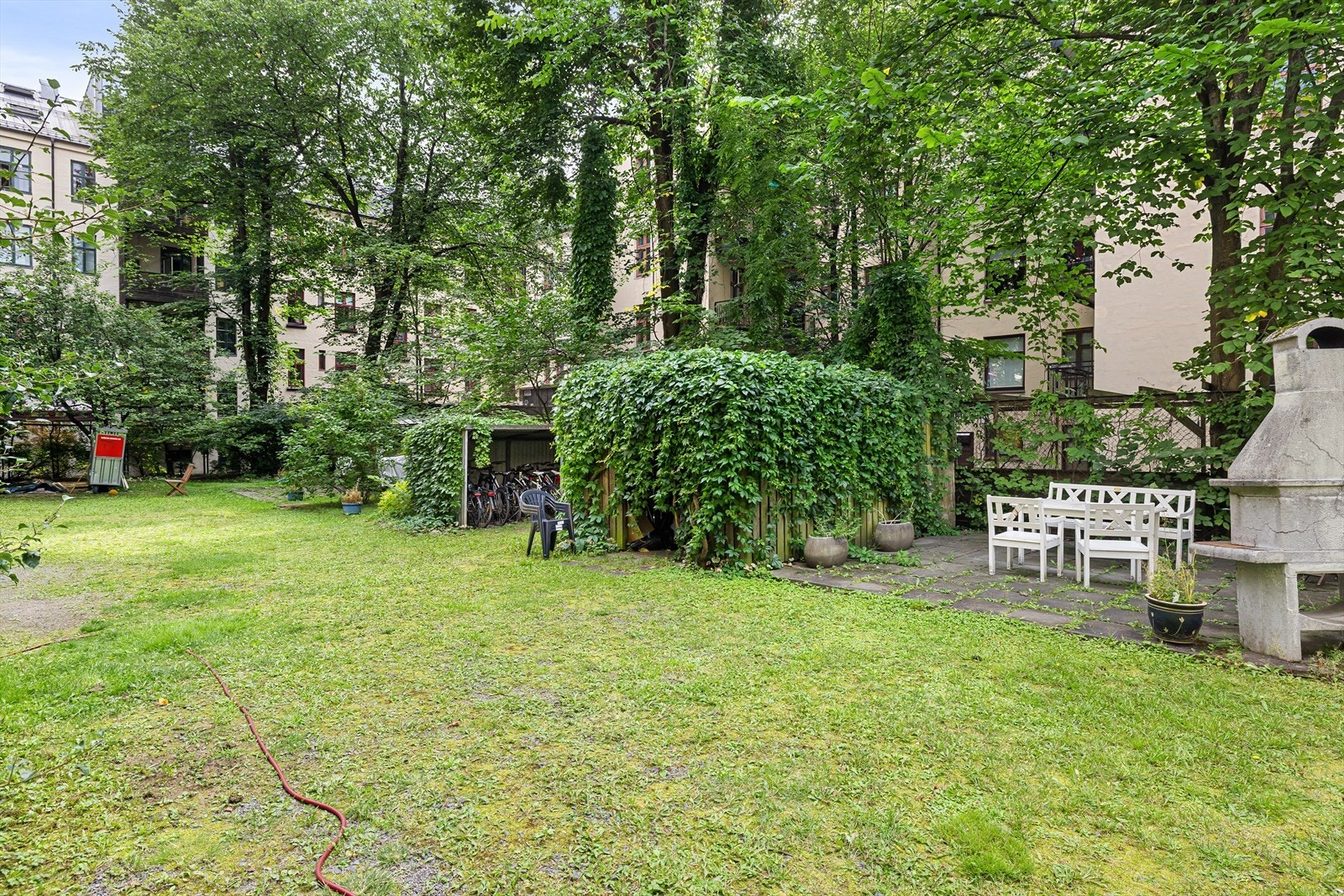 Her er det flere sittegrupper, grill og sykkelparkering. Galleribilde