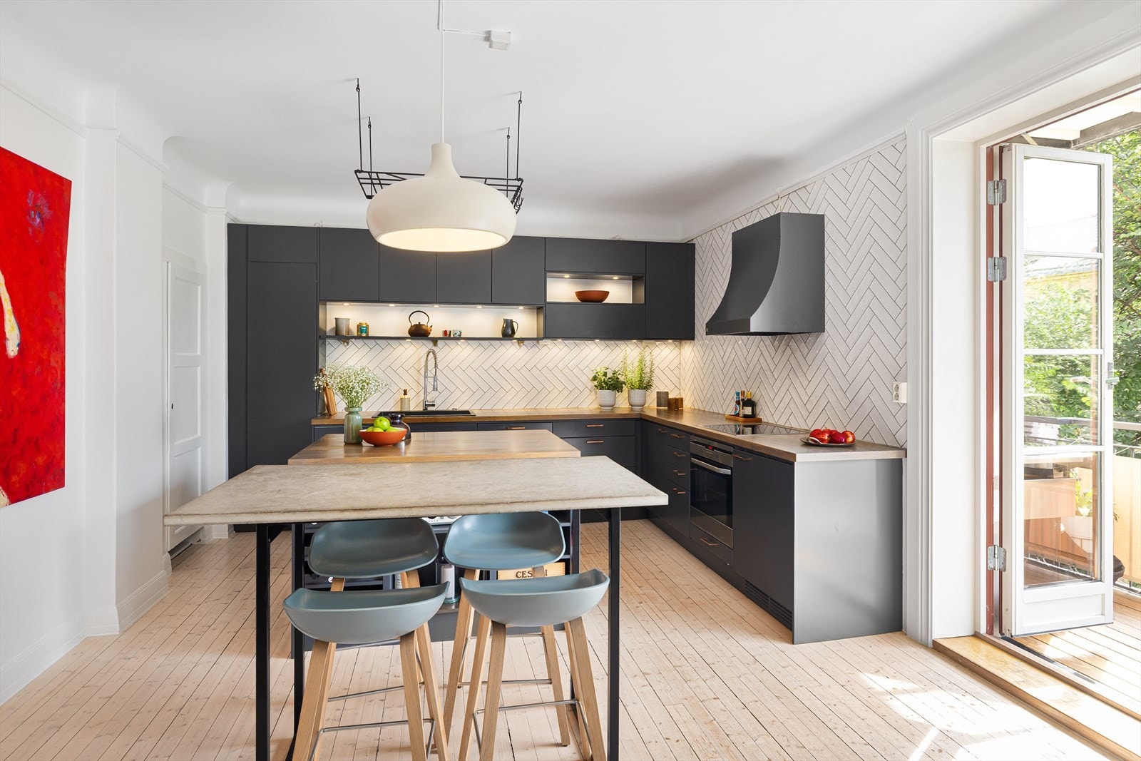 Kjøkkenet passer perfekt for deg som er glad i å lage mat med masse skap- og benkeplass! Galleribilde