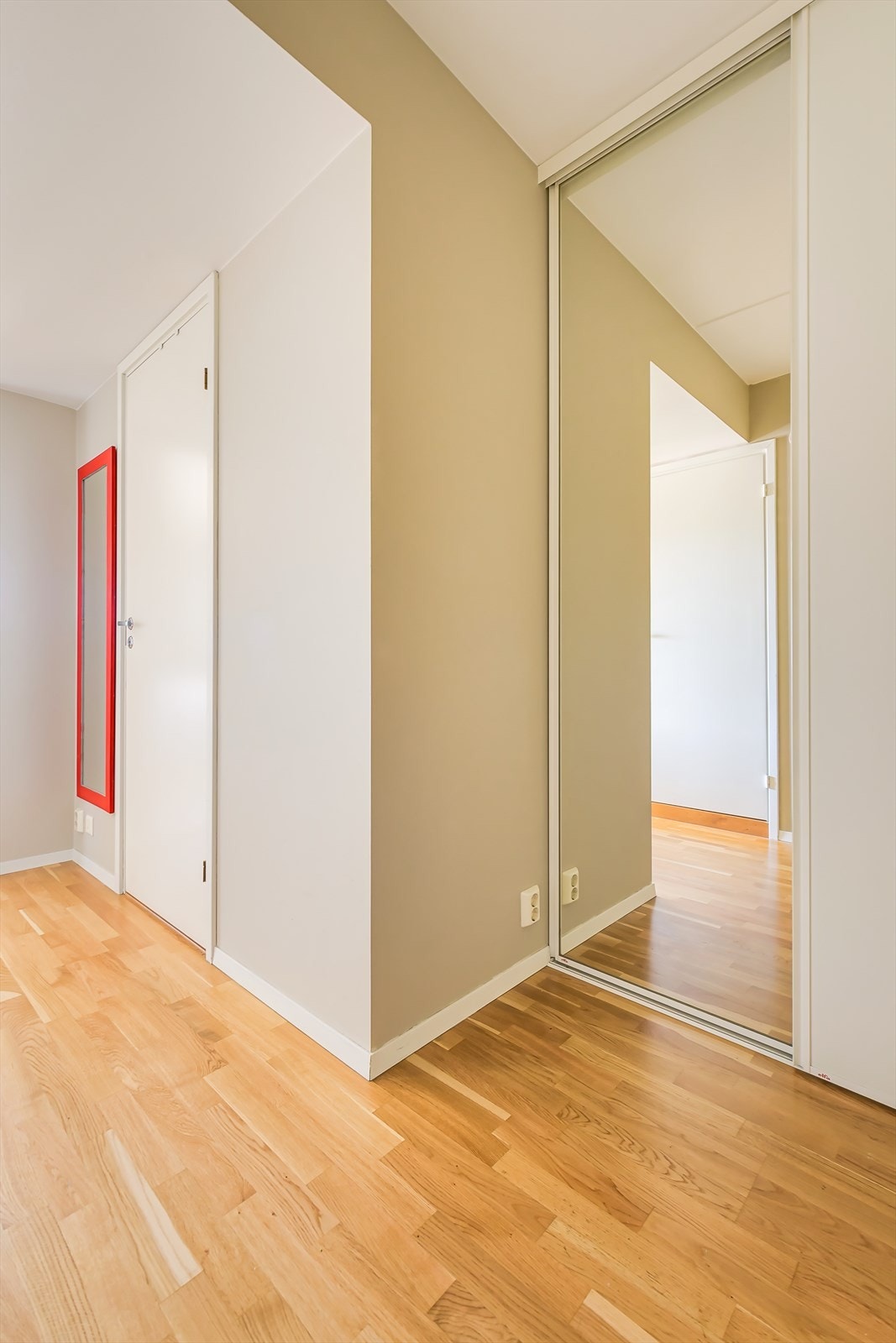 Entreen gir et godt førsteinntrykk av leiligheten. Galleribilde