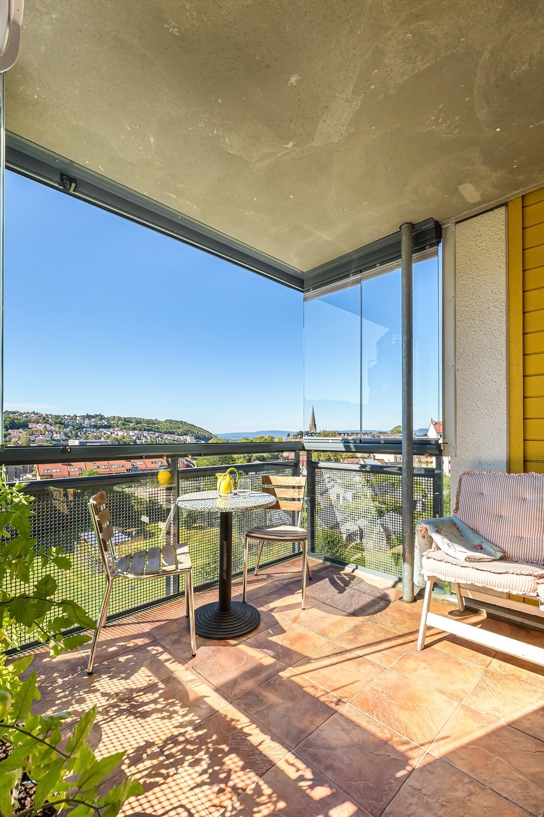 Lunt og skjermet med takoverbygg. Galleribilde