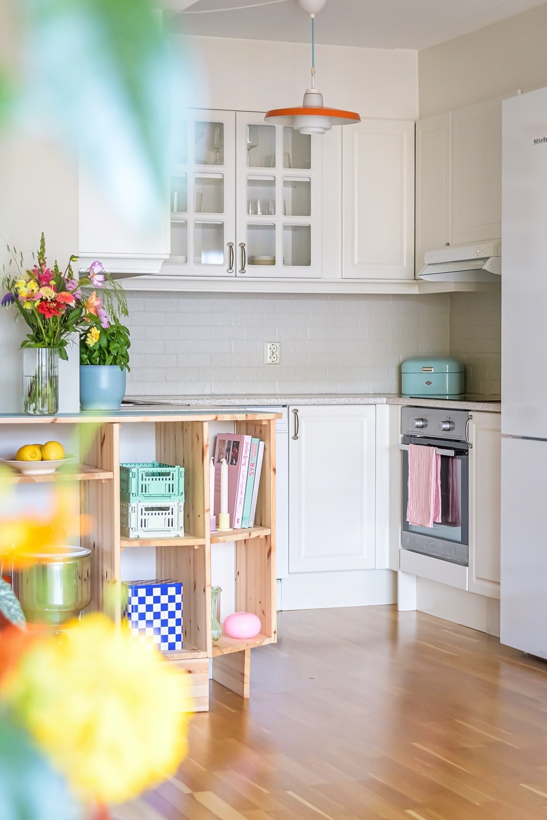 Her er det bra benke- og arbeidsplass, og kjøkkenet er innredet med profilerte, lyse fronter og laminert benkeplate. Galleribilde