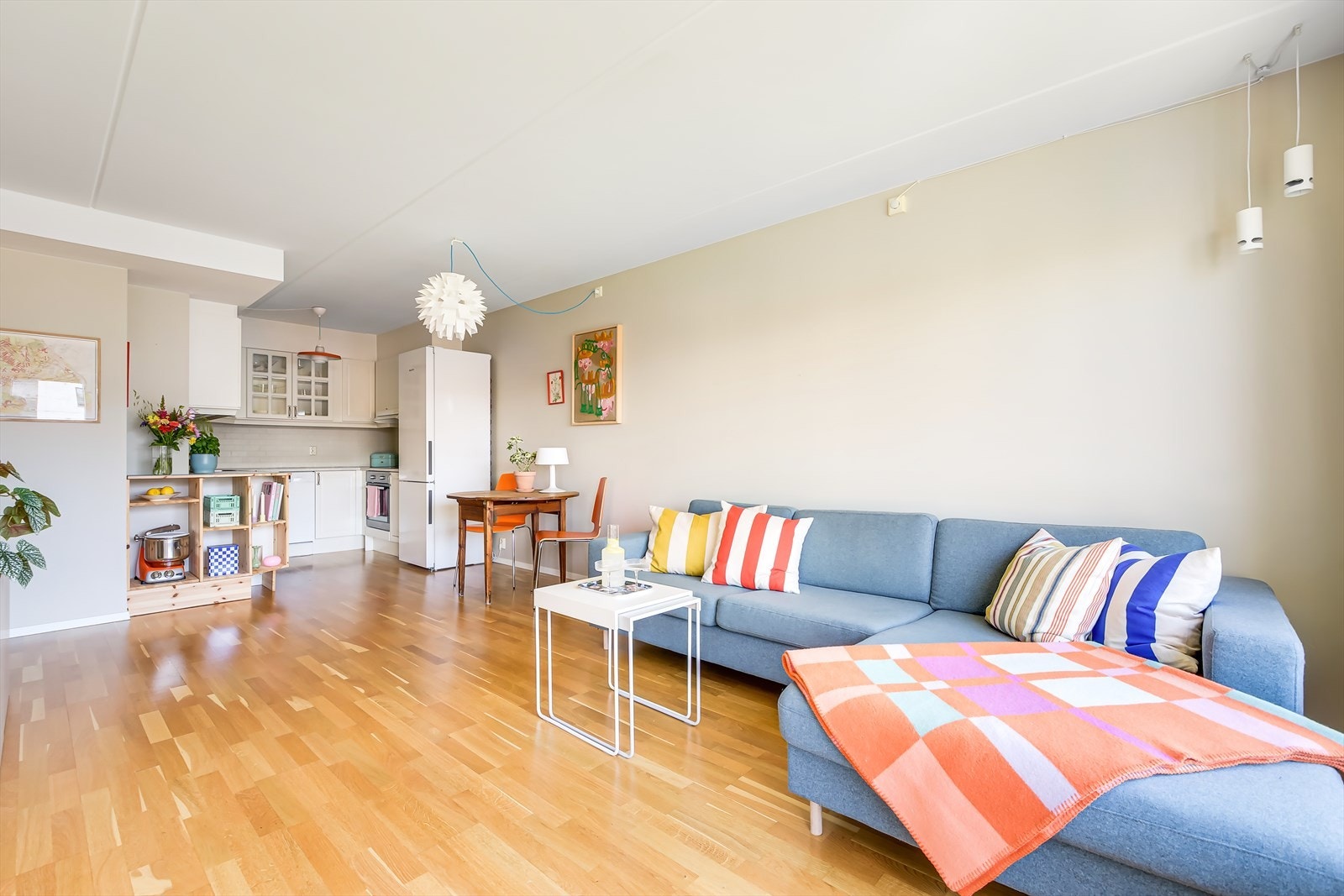 Leiligheten har smart planløsning og en solrik, innglasset balkong på 7 kvm. Galleribilde