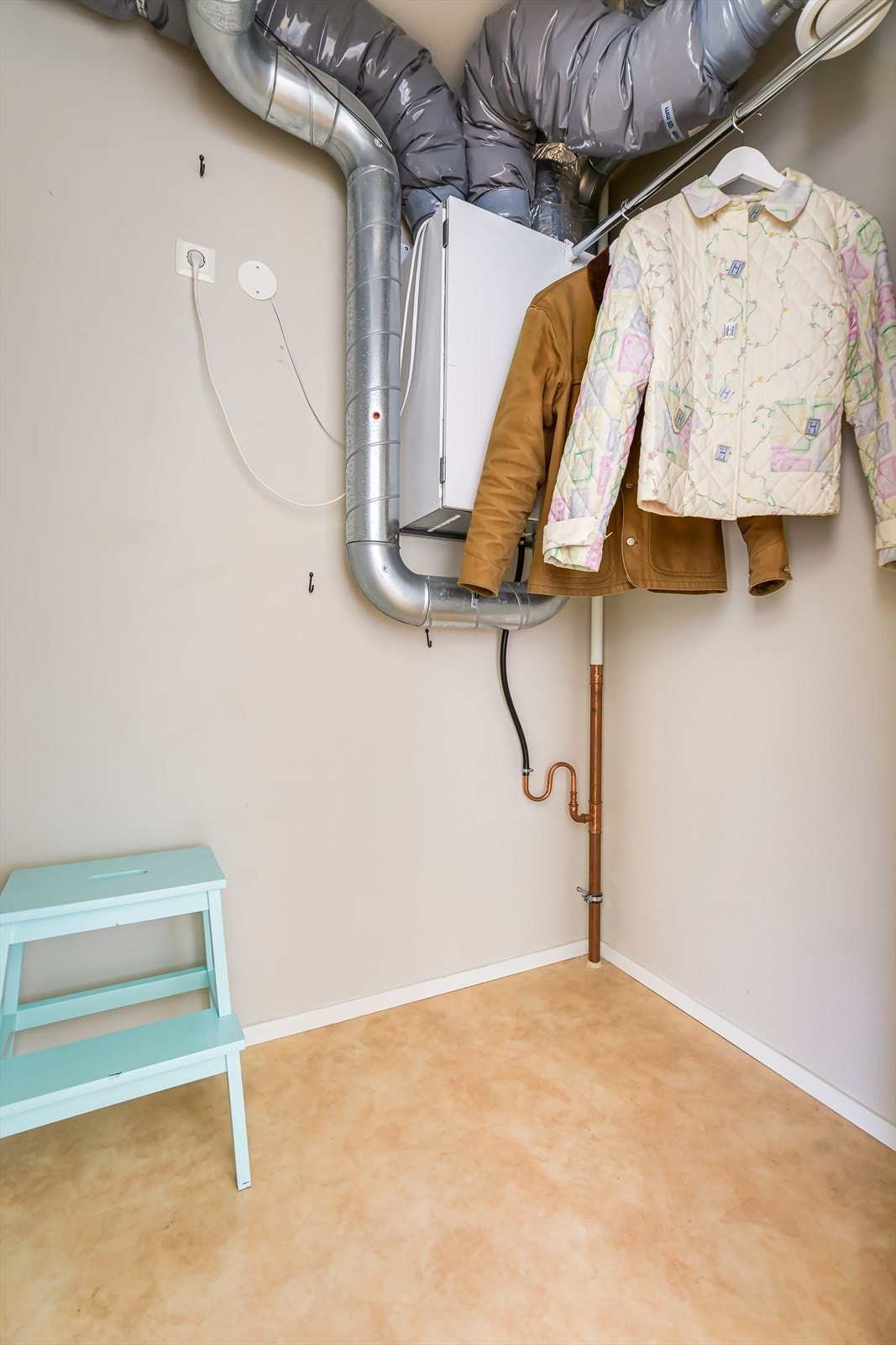 Inne i leiligheten er det en romslig bod (teknisk rom). Galleribilde