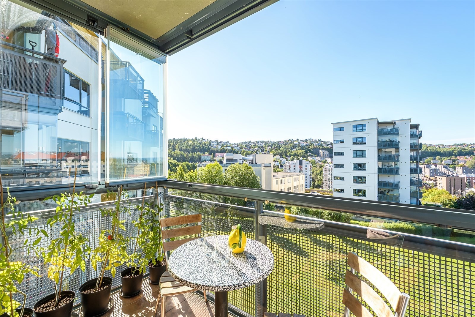 Balkongen er 7 kvm og har god plass til utemøbler og grill. Galleribilde