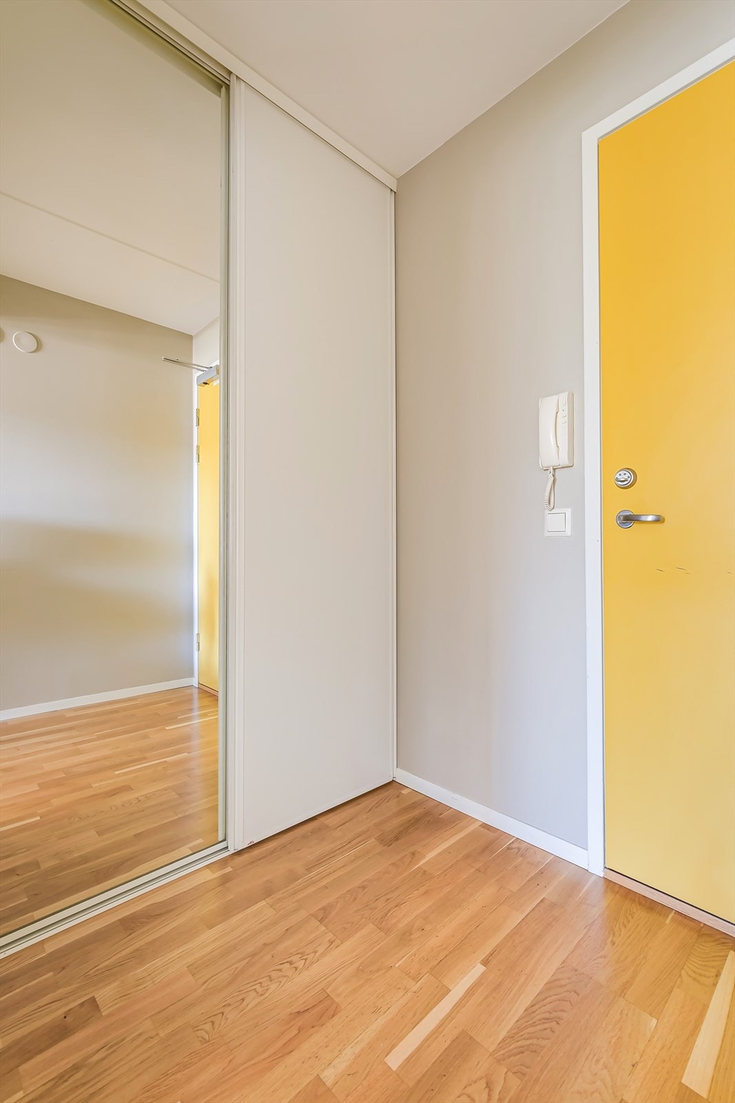 Romslig entré med plassbygd skyvedørsgarderobe. Galleribilde