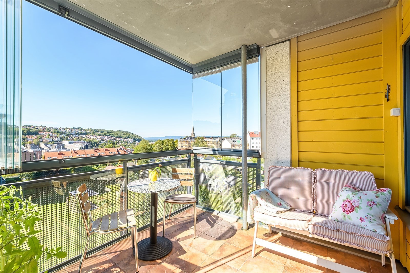 Fra stuen er det utgang til en solrik, innglasset balkong. Galleribilde