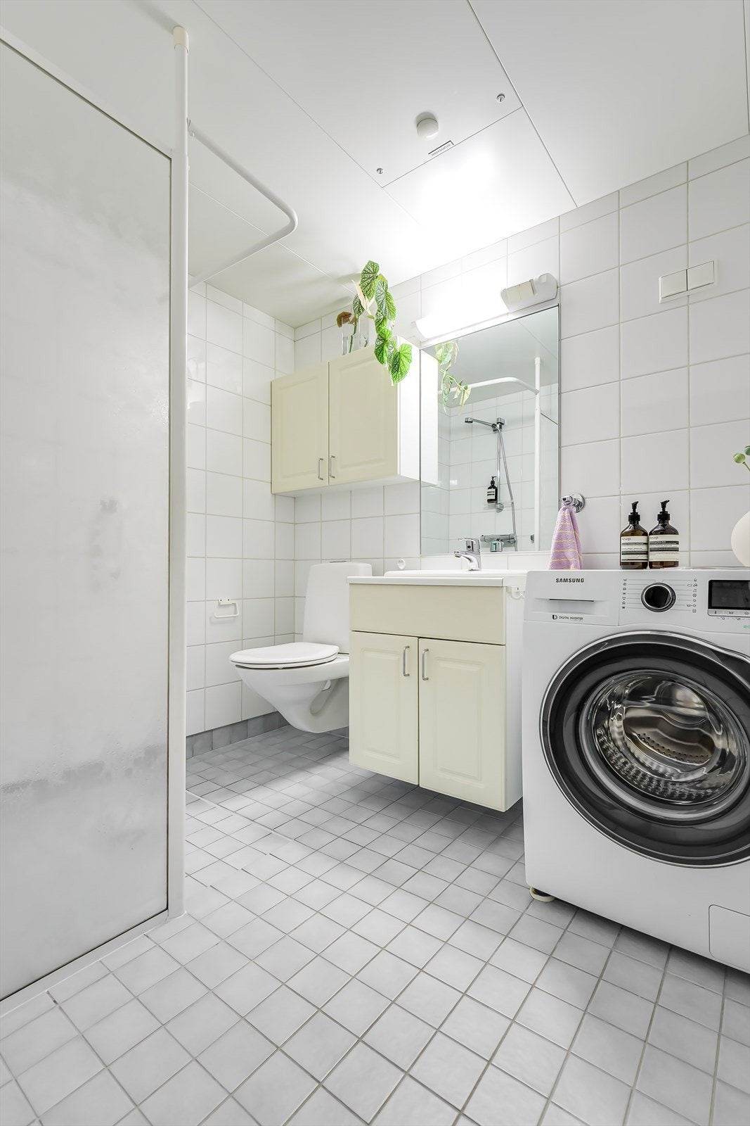 Flislagt bad fra byggeår med gulvvarme, vegghengt toalett og opplegg for vaskemaskin. Galleribilde