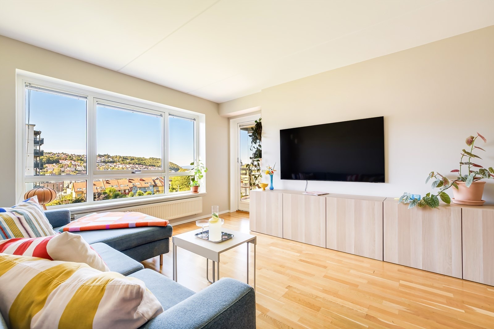 En moderne og sjarmerende 2-roms i nyere bygg. Leiligheten ligger lyst og luftig til i byggets 4. etasje med heisadkomst. Galleribilde