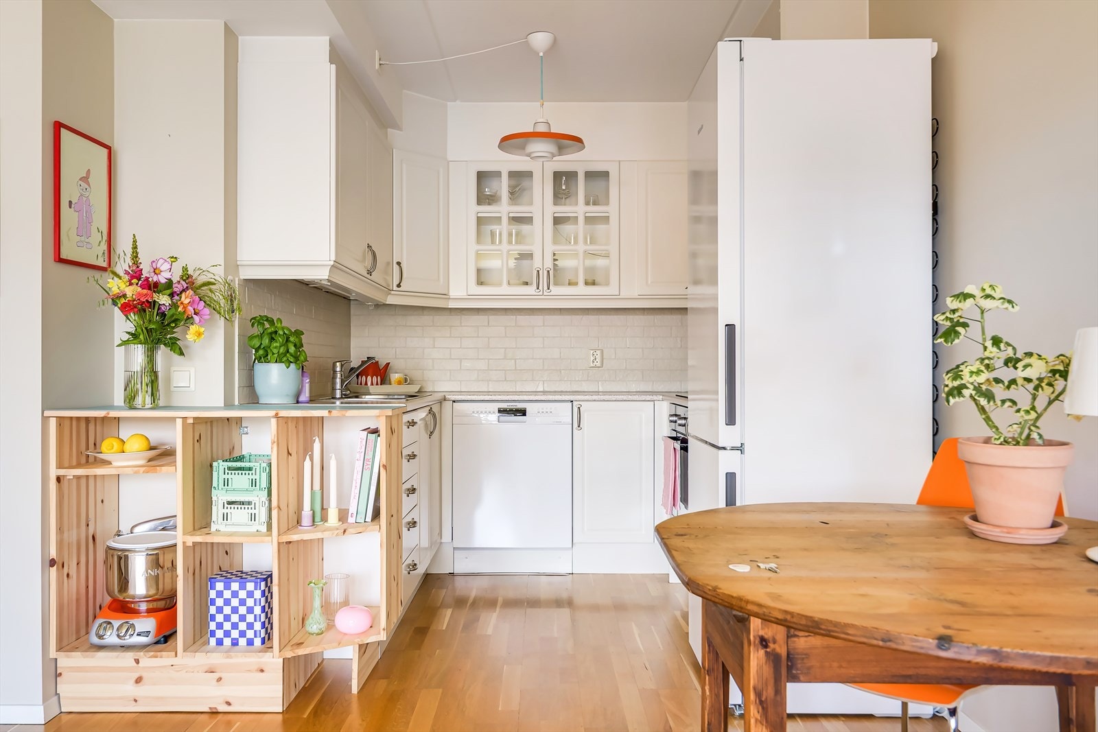 Kjøkkenet er lyst og tidløst, med integrert stekeovn, nedfelt induksjonstopp og oppvaskmaskin, samt frittstående kjøleskap som følger med. Galleribilde