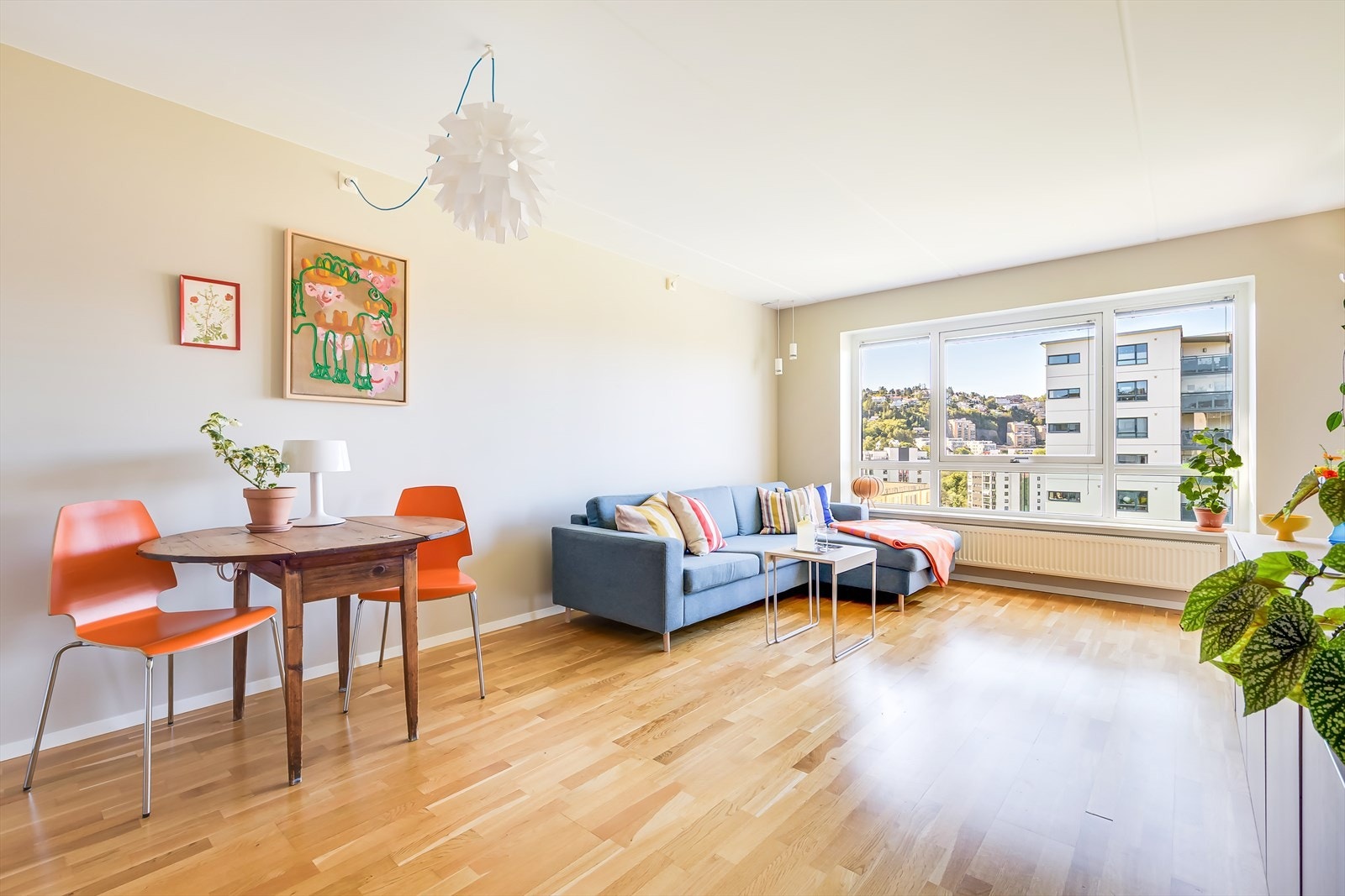 Stuen har god plass til sofa, TV-møblement og spisebord. Galleribilde