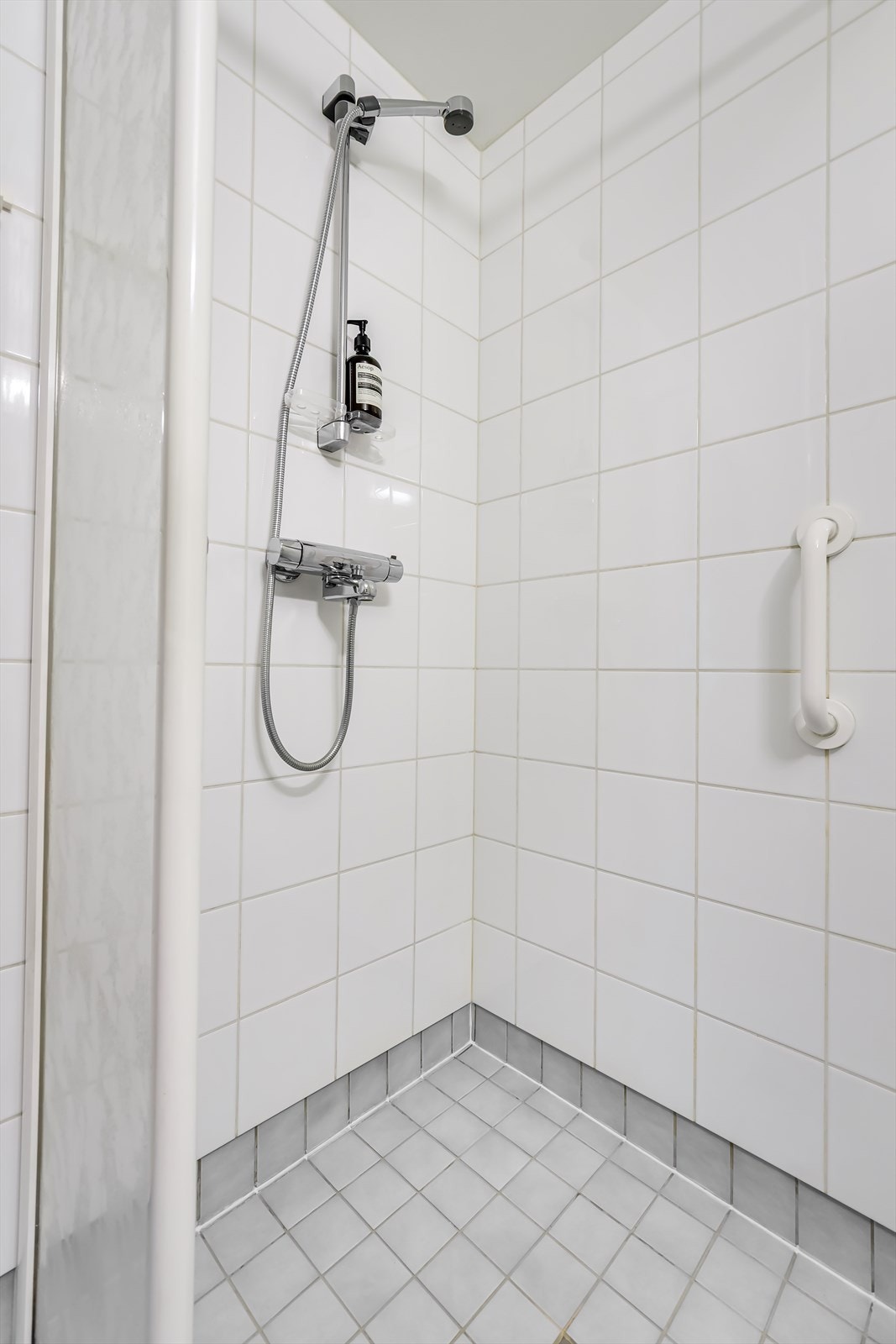 Dusjnisje med glassfelt og stang til dusjforheng. Galleribilde