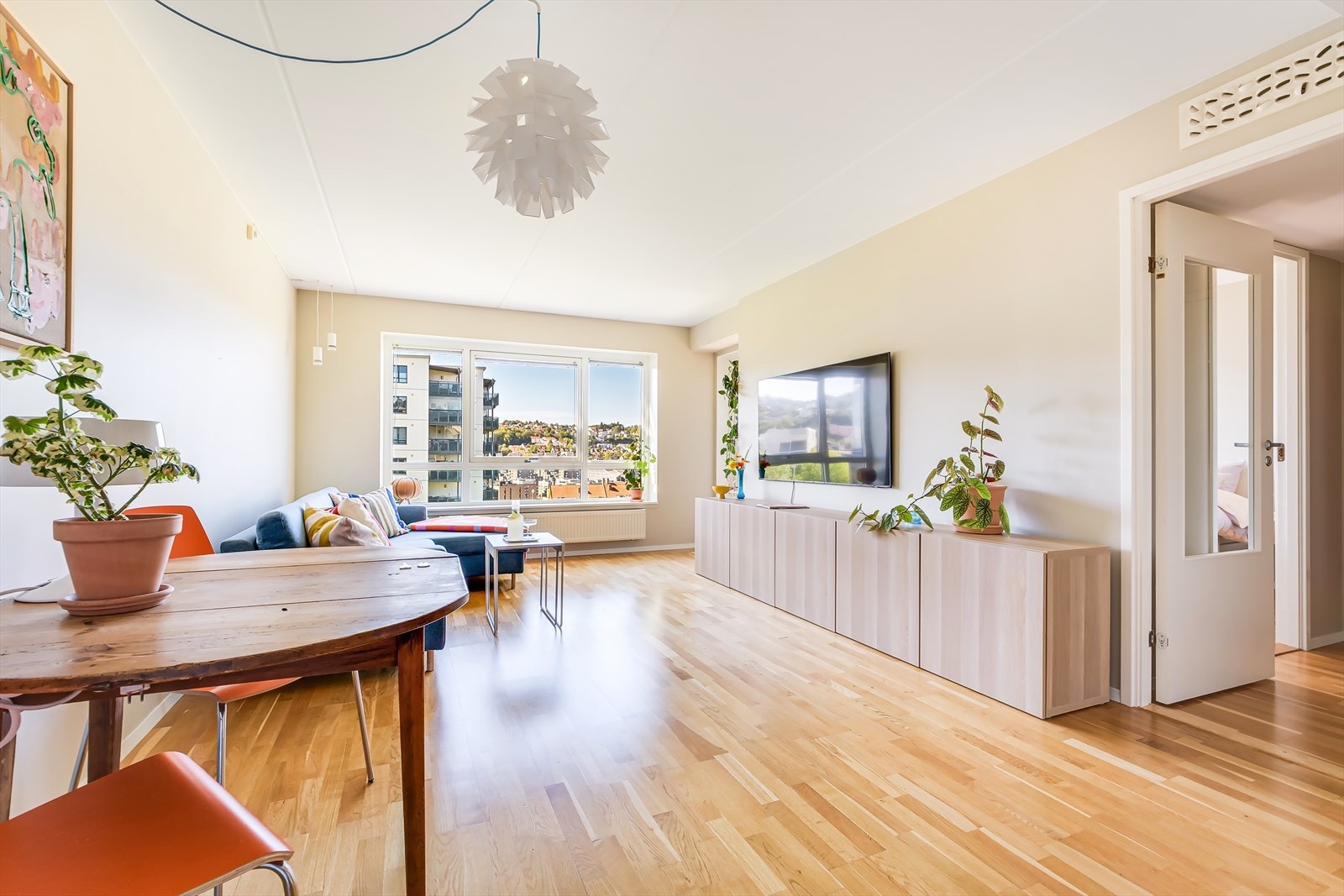 Her får du god intern beliggenhet i borettslaget, og idyllisk utsikt over Etterstad kolonihager og byens tak. Galleribilde