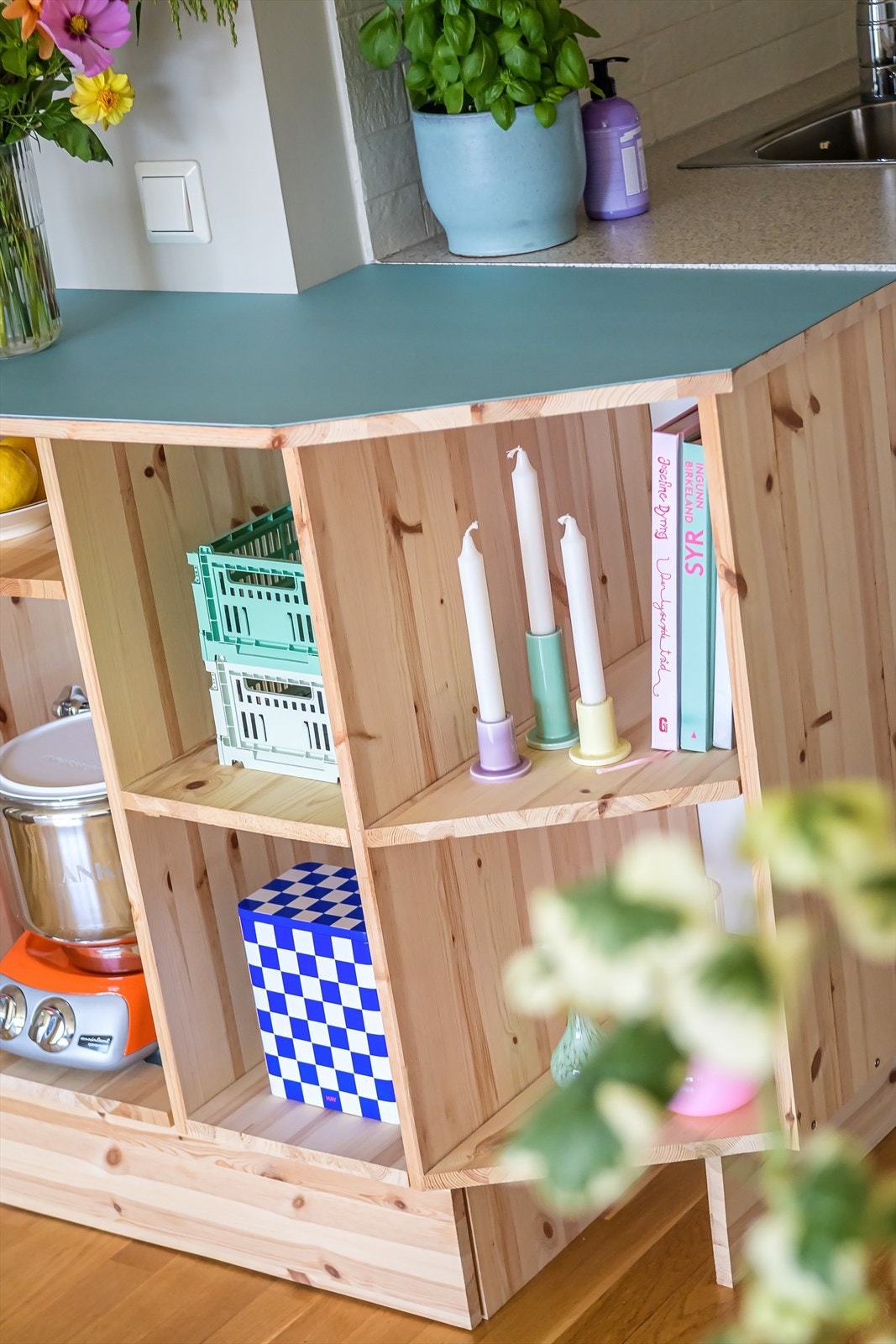 Plassbygd hylle som forlenger kjøkkenbenken. Galleribilde