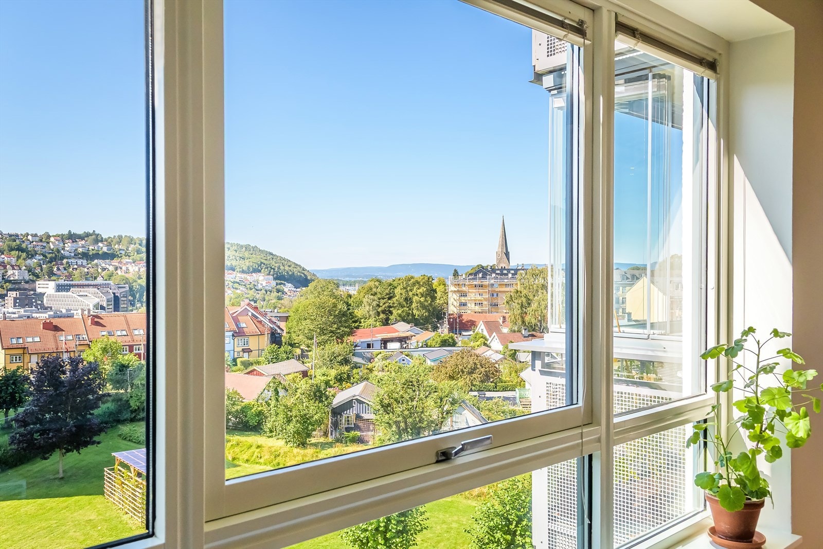 I stuen blir du møtt av en fantastisk utsikt og store vinduer som slipper inn godt med naturlig lys. Galleribilde