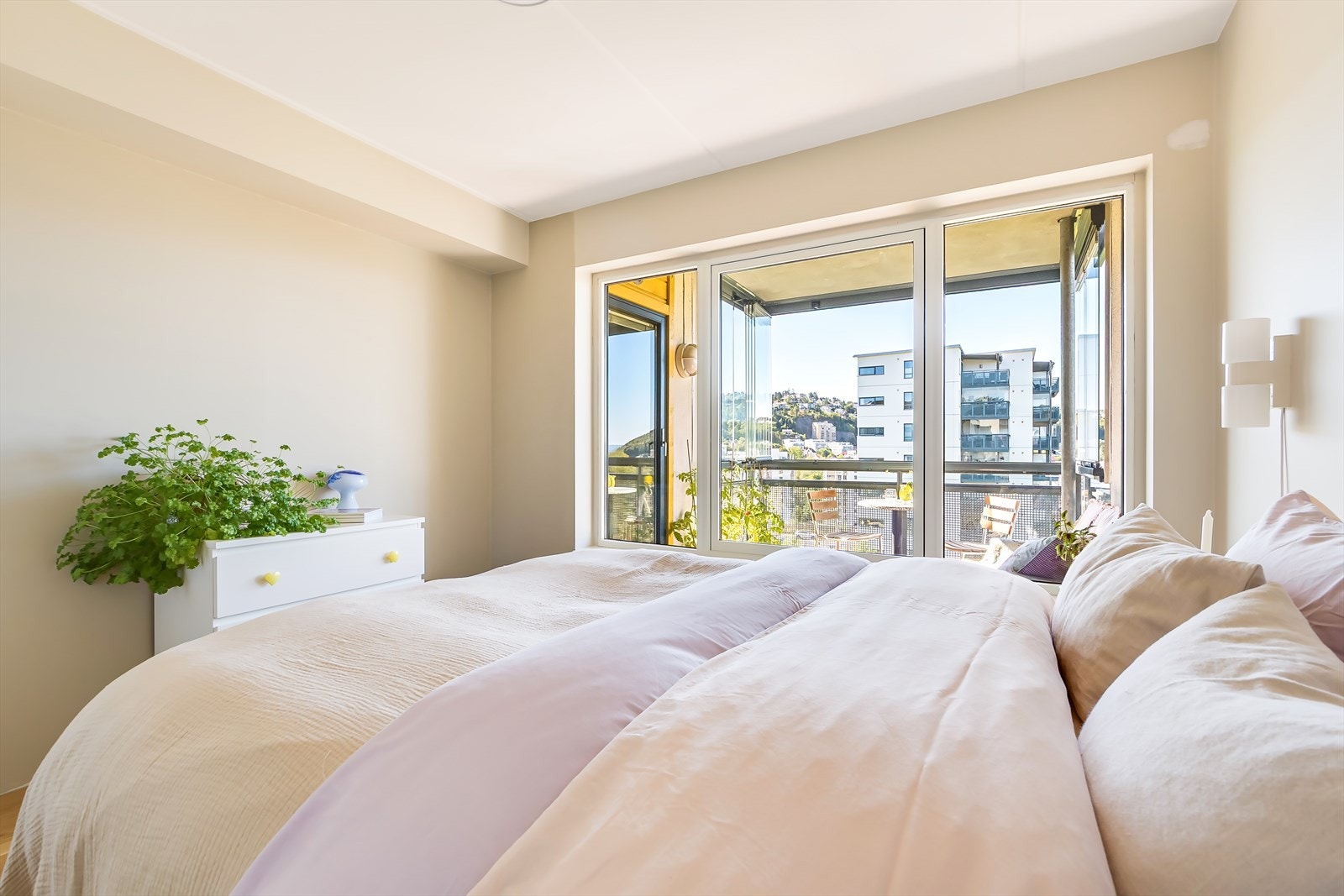 Soverommet er lyst og behagelig, med store vinduer mot balkong og fellesområder. Galleribilde